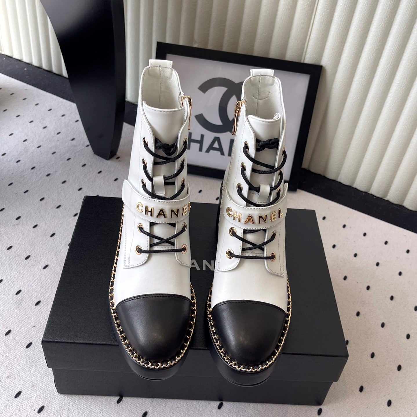 CC Buckle Ankel Boots With Chain 100mm White Black Sheepskin GHW 432501