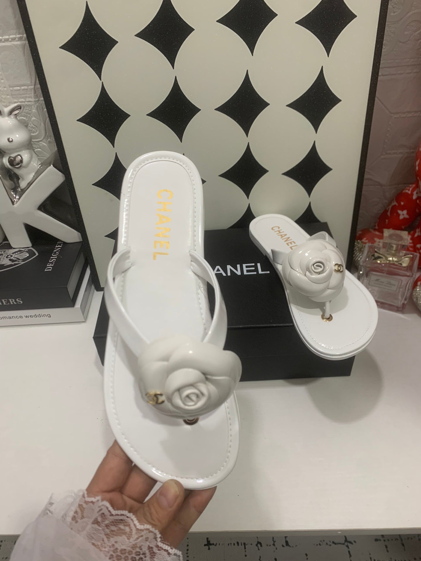 Chanel 26S Sandals In White Calfskin Gold-Tone Chain Detail