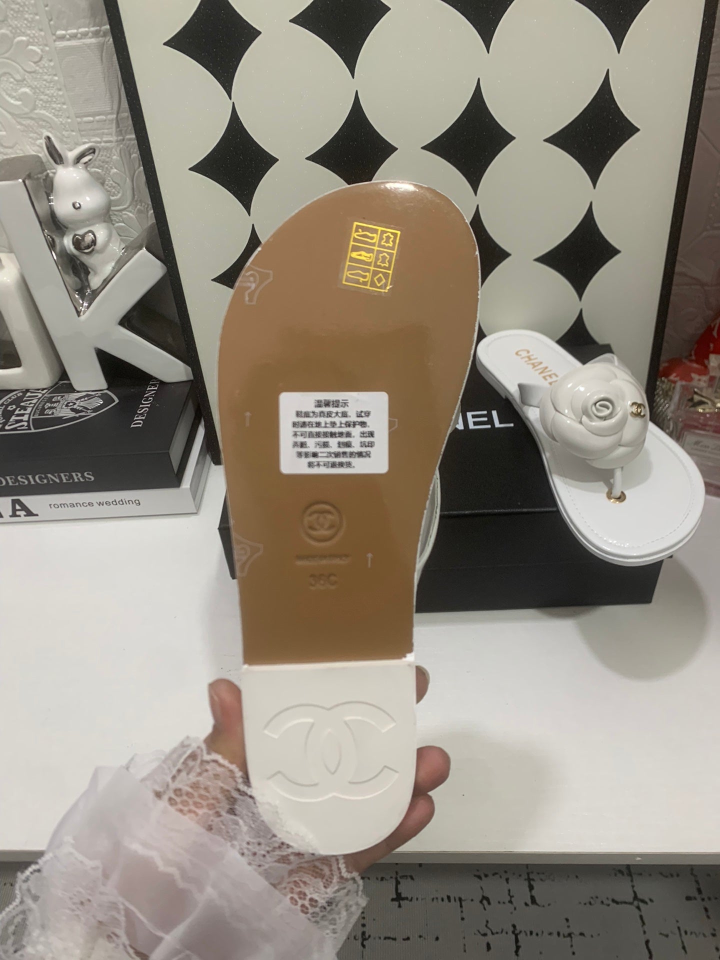 Chanel 26S Sandals In White Calfskin Gold-Tone Chain Detail
