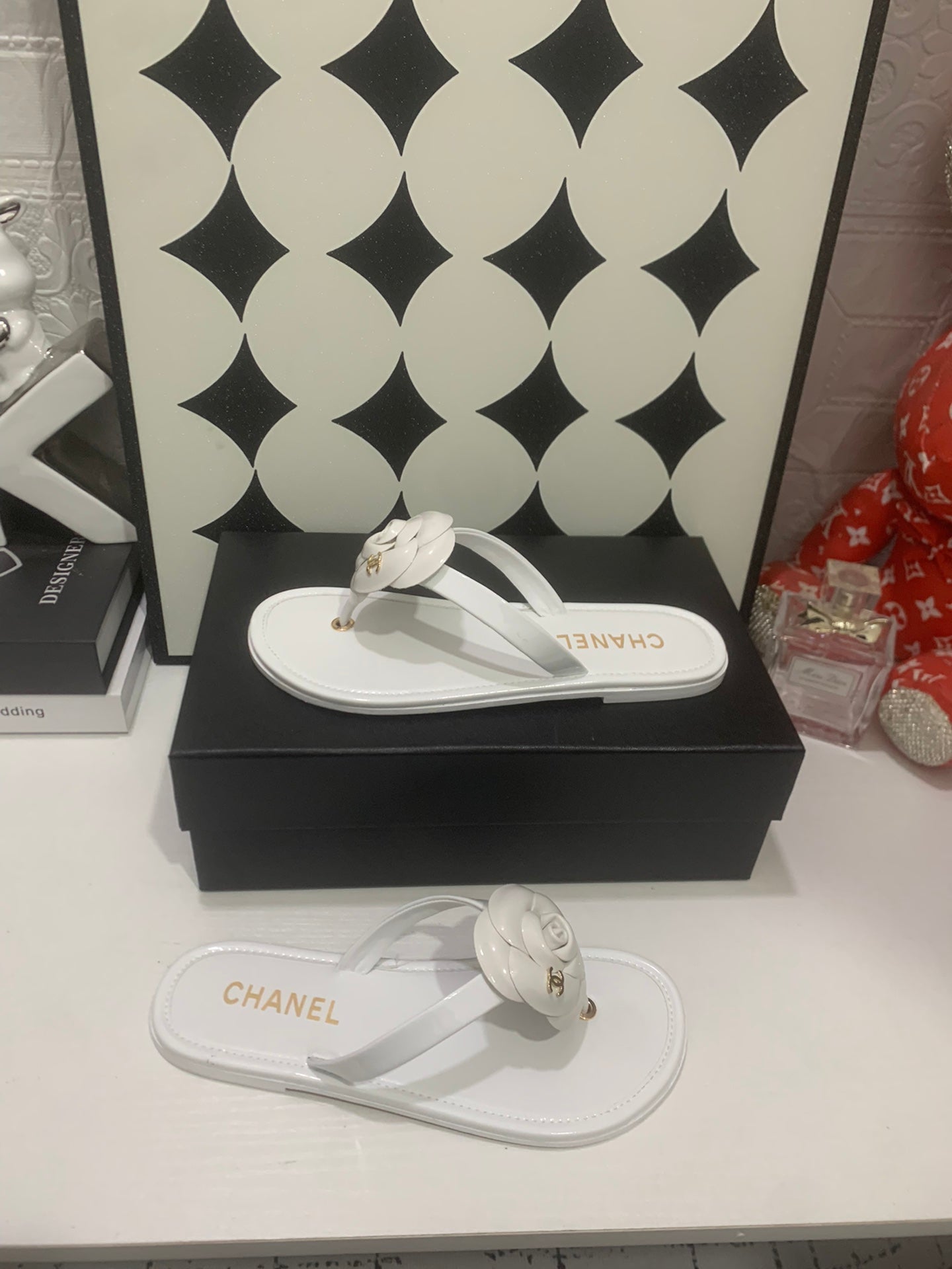 Chanel 26S Sandals In White Calfskin Gold-Tone Chain Detail