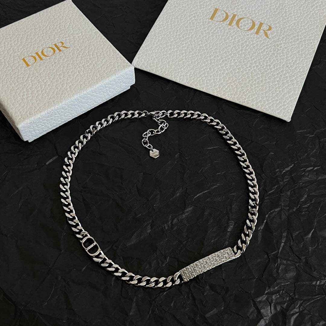 CD 26S Butterfly Pearl Drop Bracelet In Gold Tone Metal 629939