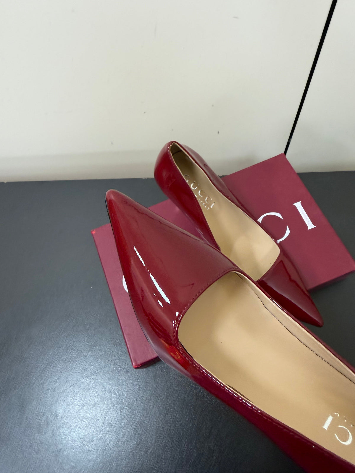 Gucci 26s Pointed Toe Pumps 8.5cm Burgundy Red Patent Calfskin