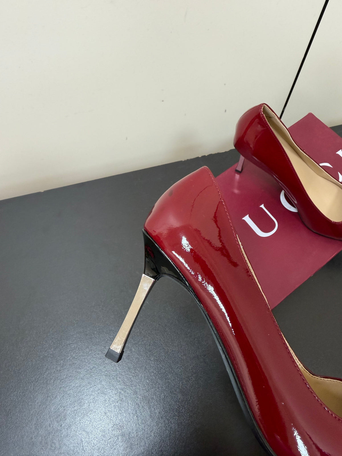 Gucci 26s Pointed Toe Pumps 8.5cm Burgundy Red Patent Calfskin