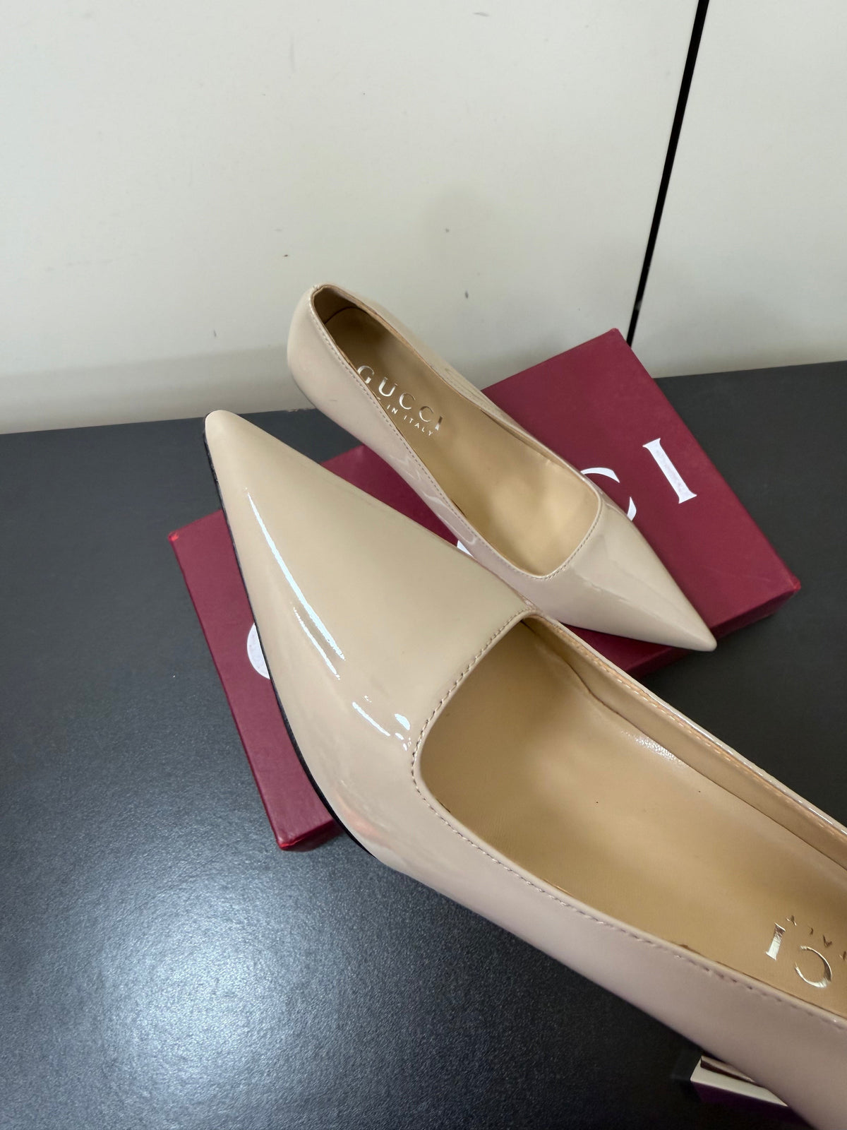 Gucci 26s Pointed Toe Pumps 8.5cm Beige Patent Calfskin