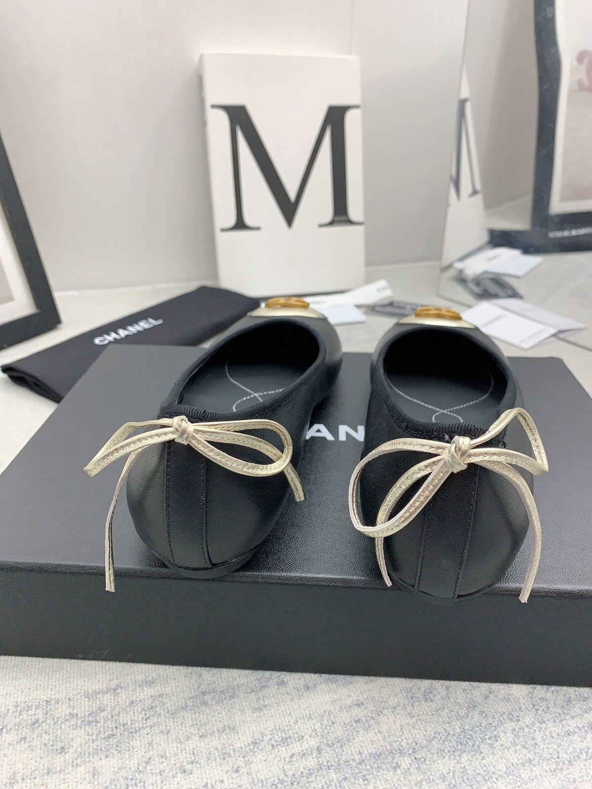 CC 26ss Medallion Ballet Flats Gold-Tone Detail Black Leather 162260
