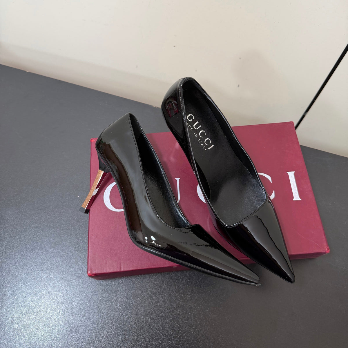 Gucci 26s Pointed Toe Pumps 8.5cm Black Patent Calfskin