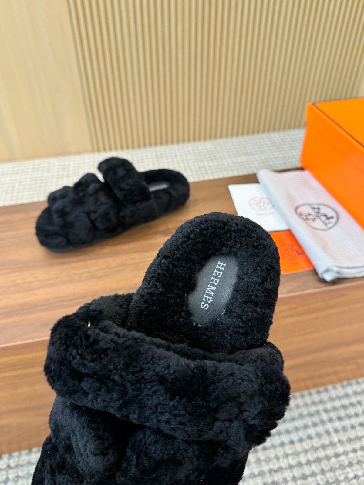 HM 26s Chypre Sandals Noir Shearling 175174