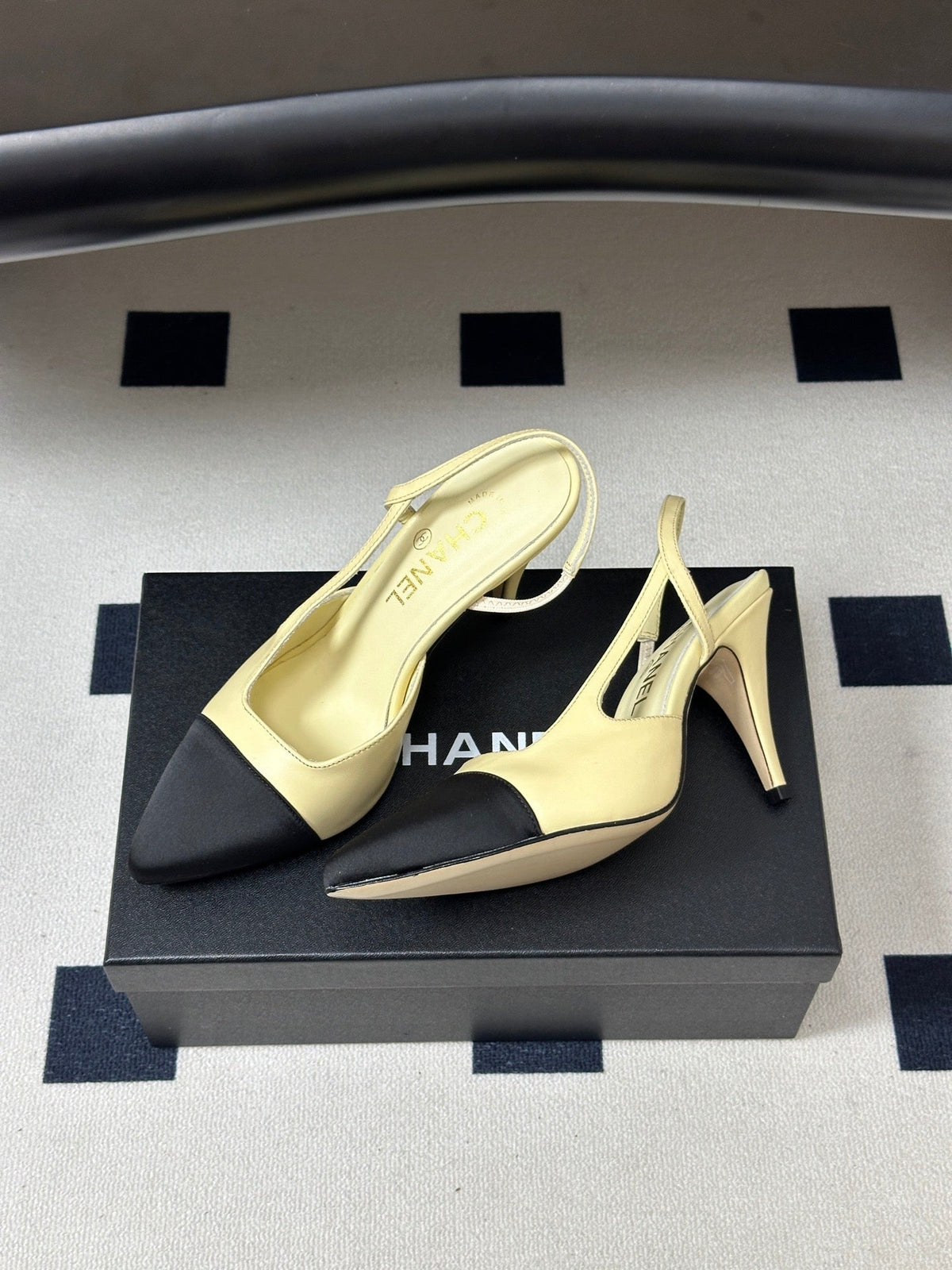 Chanel 26s Pointed Toe High Heel Slingbacks 8.5 Cm Cream Lambskin Black Fabric