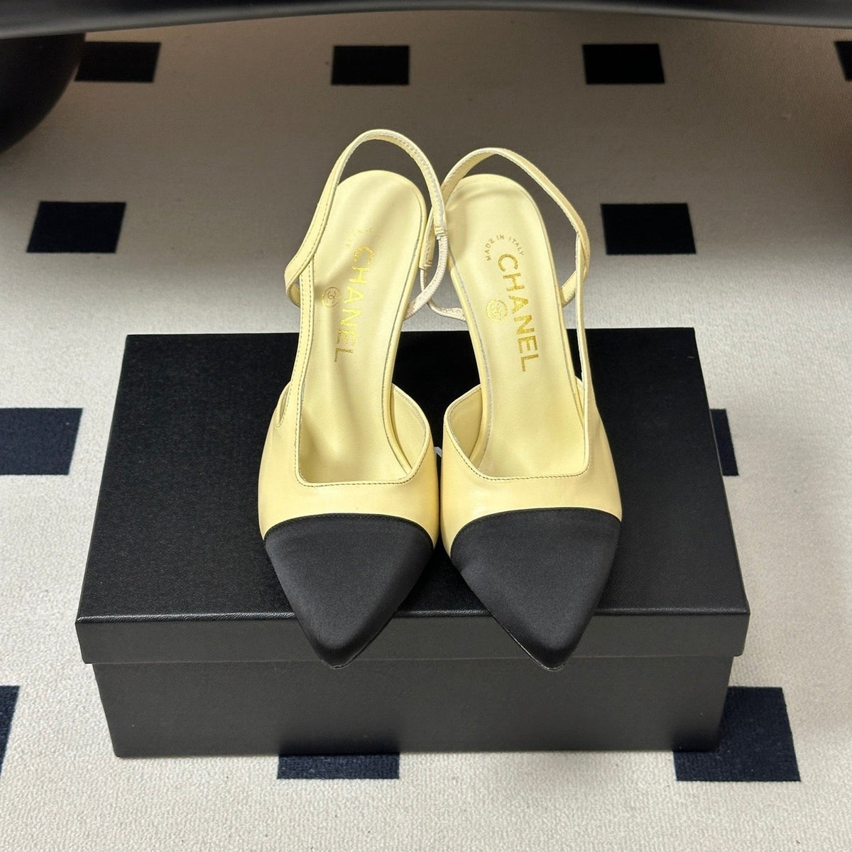Chanel 26s Pointed Toe High Heel Slingbacks 8.5 Cm Cream Lambskin Black Fabric