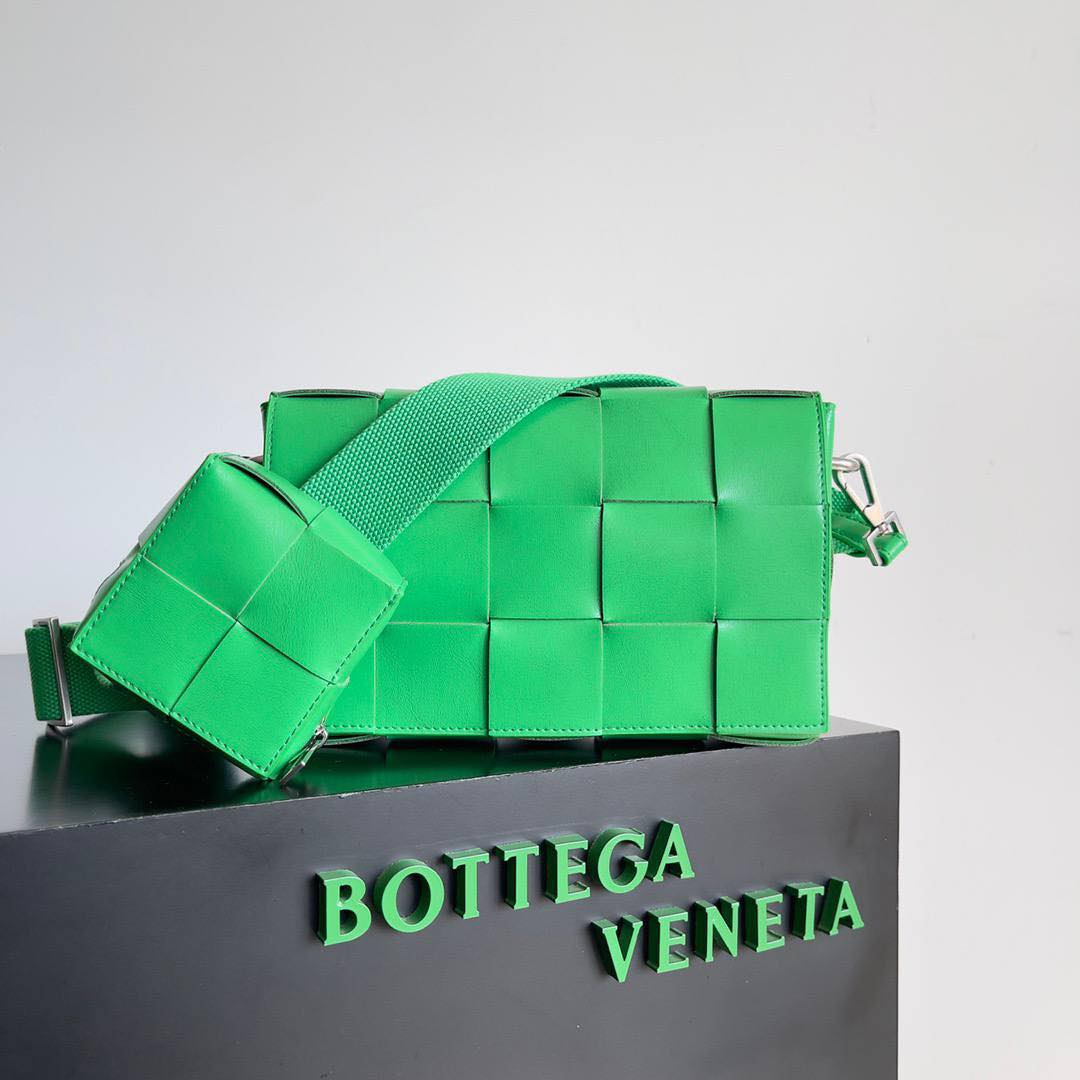 BV Two-In-One Cassette Bag 26cm Parrot Green Leather