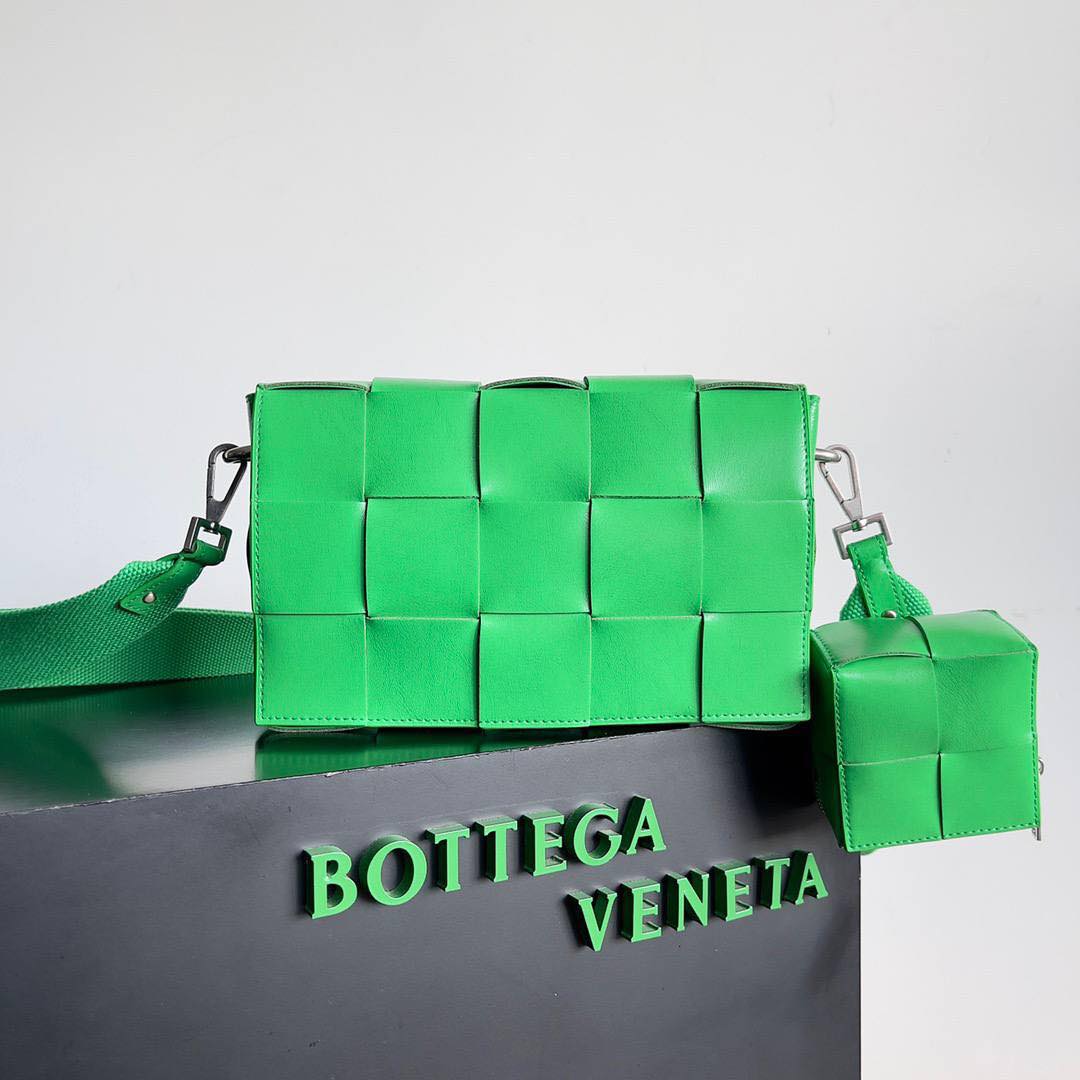 BV Two-In-One Cassette Bag 26cm Parrot Green Leather