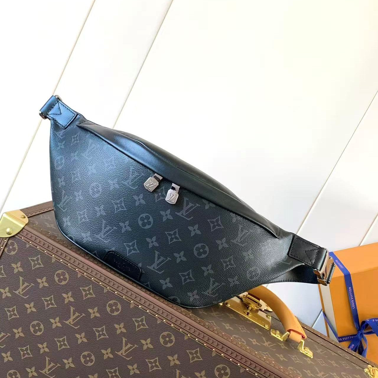 LV M44336 Discovery Bumbag Black Monogram Eclipse Canvas