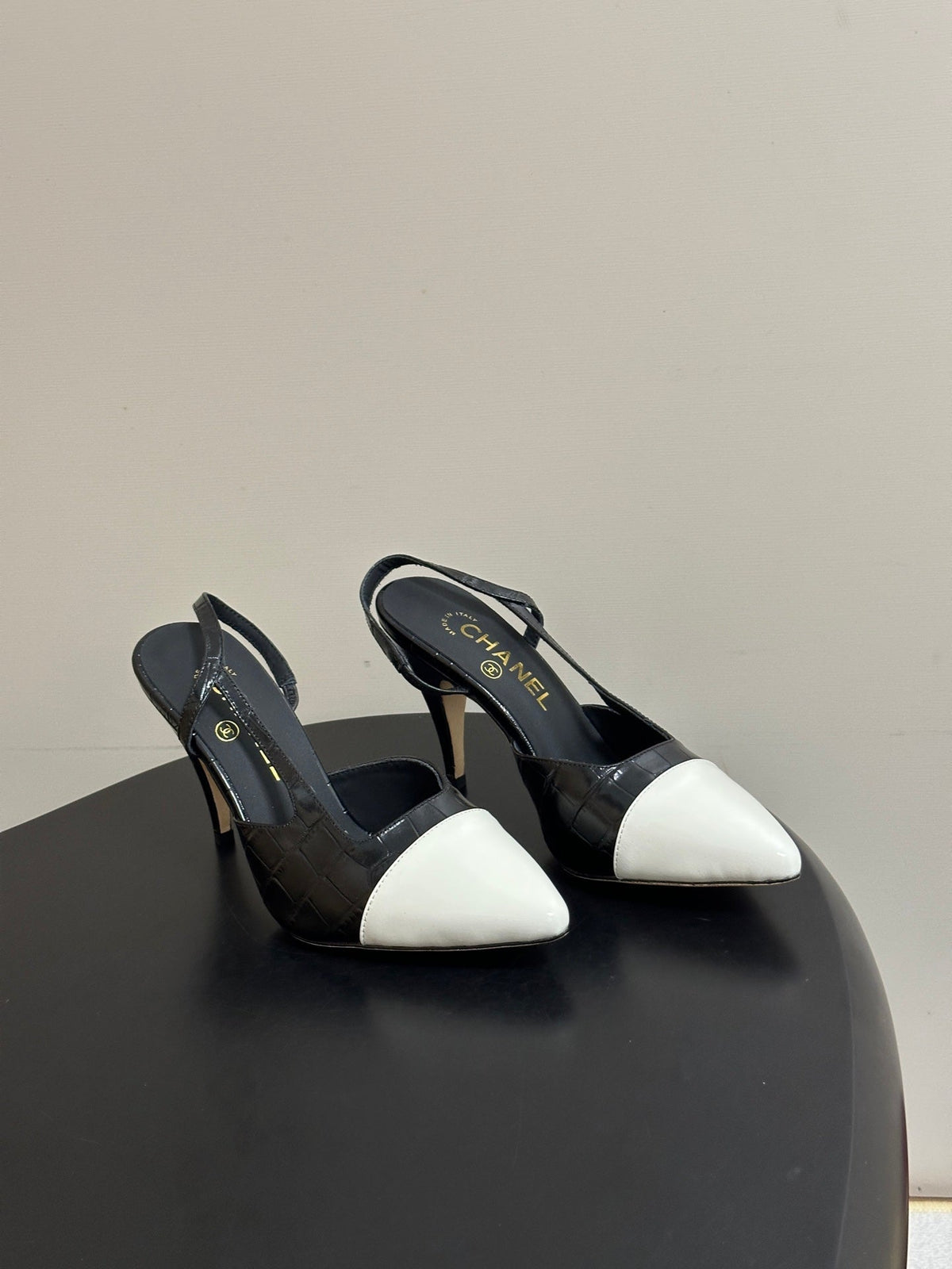 Chanel 26s Pointed Toe High Heel Slingbacks 8.5 Cm White Lambskin Black Fabric