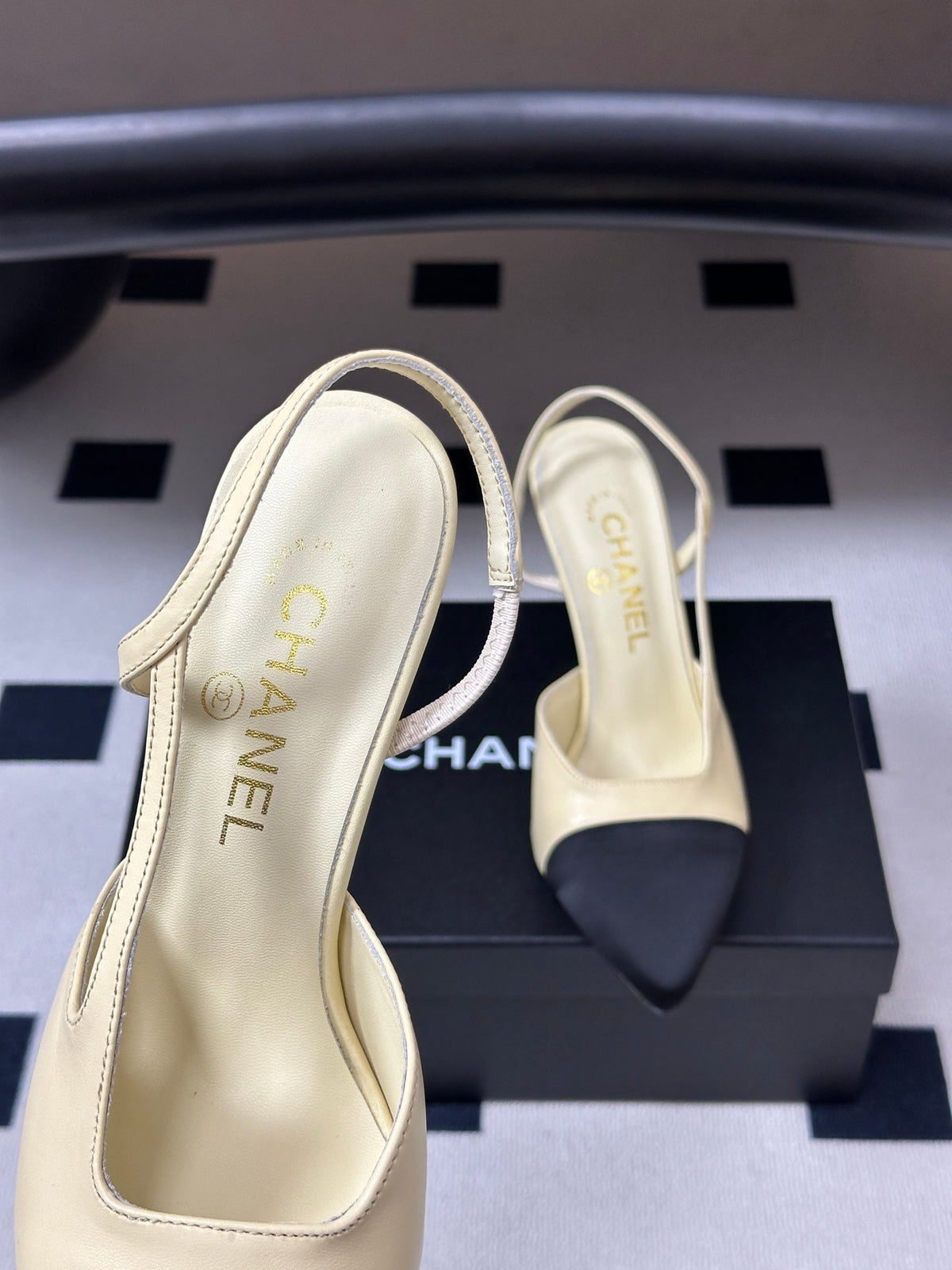 Chanel 26s Pointed Toe High Heel Slingbacks 8.5 Cm Cream Lambskin Black Fabric