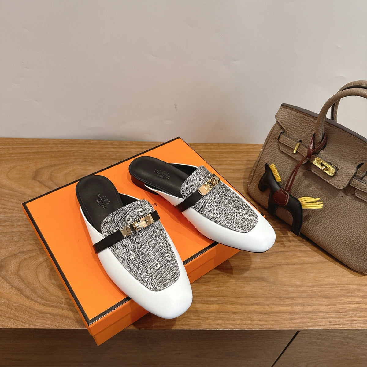 HM 26s Oz Mule White Calfskin Grey Canvas Gold Hardware