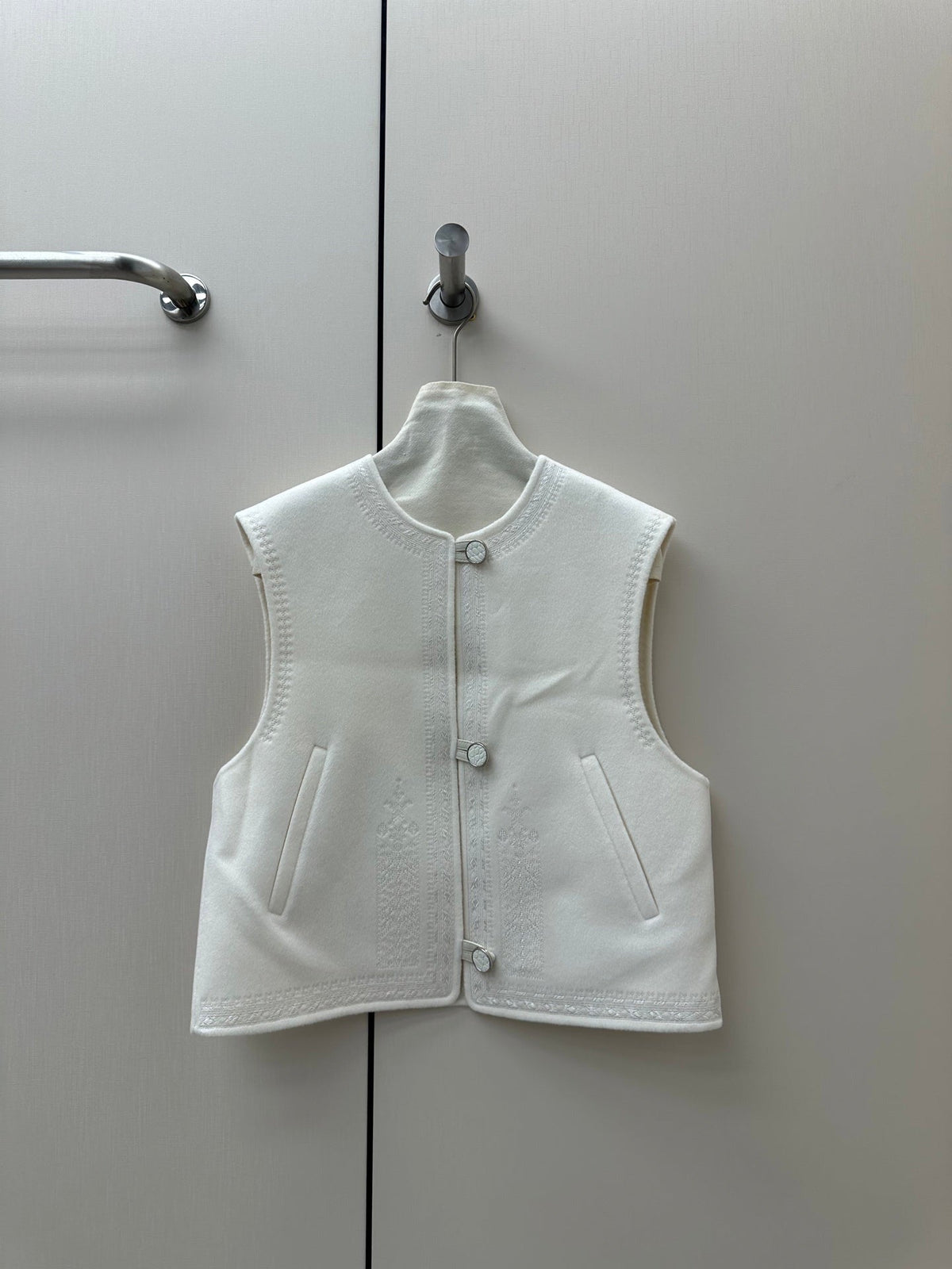 HM 26S Sleeveless Vest Round Neck Embroidery Wool Cashmere 435160