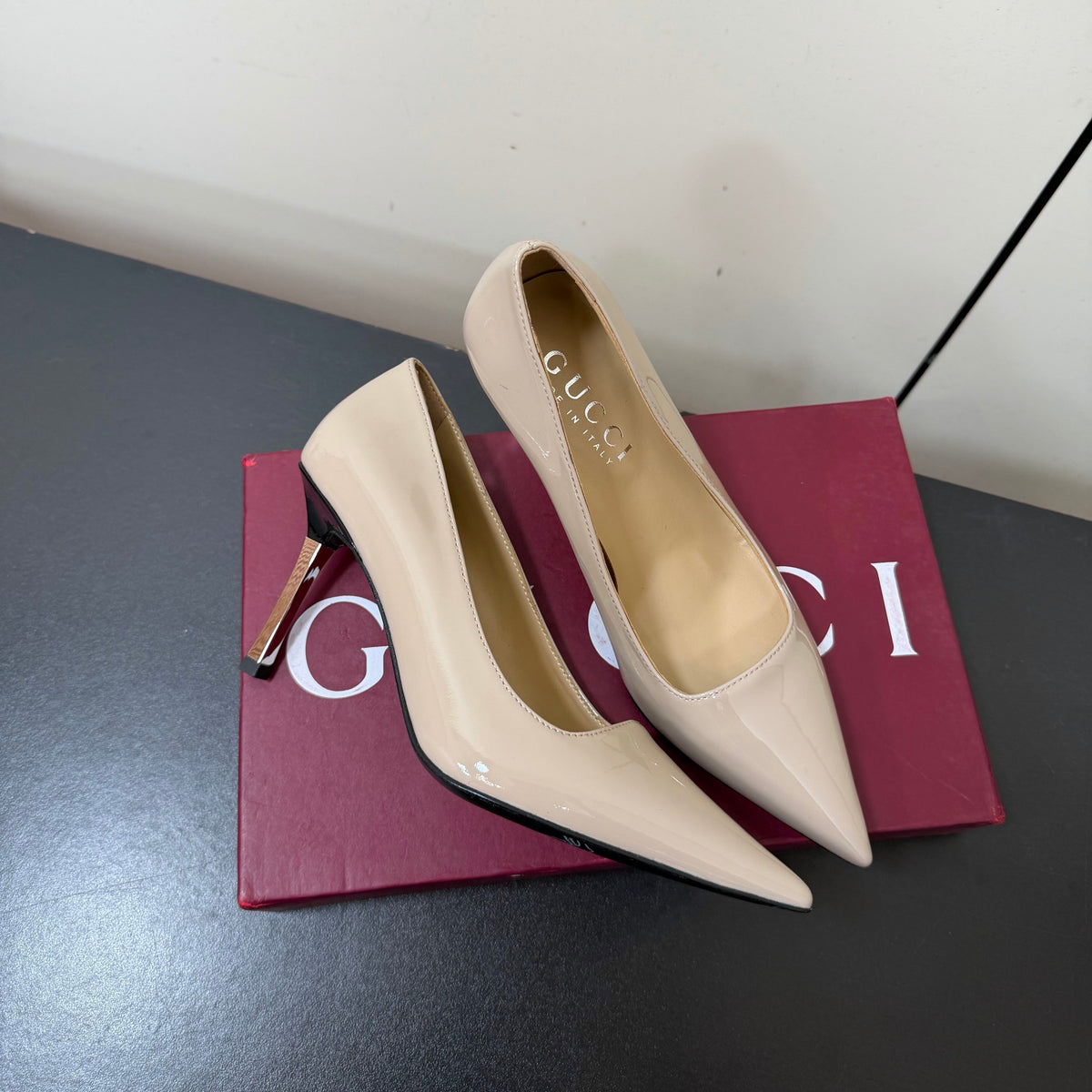 Gucci 26s Pointed Toe Pumps 8.5cm Beige Patent Calfskin