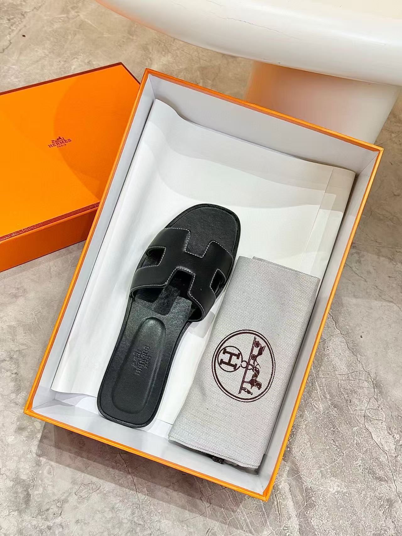 HM Oran Sandal Embroidery Black Calfskin