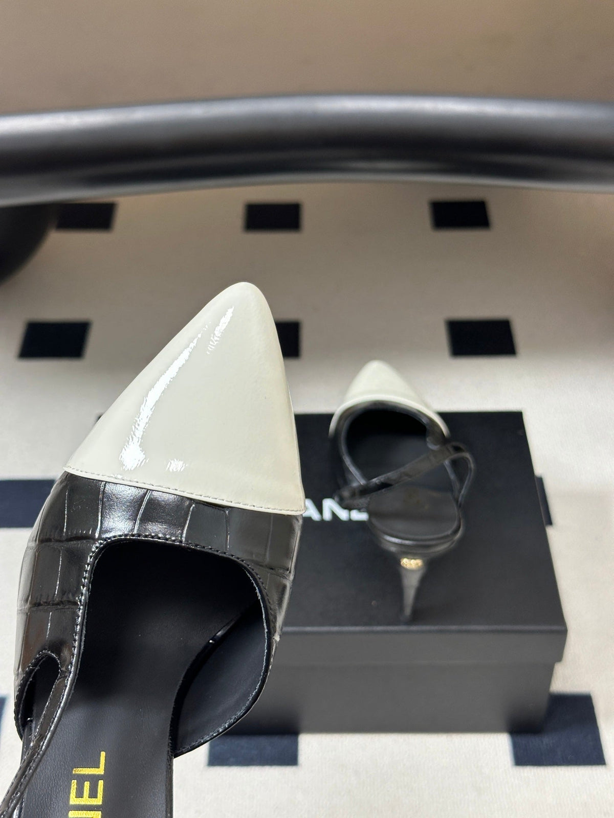 Chanel 26s Pointed Toe High Heel Slingbacks 8.5 Cm White Lambskin Black Fabric