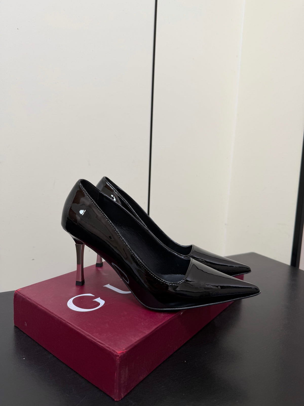 Gucci 26s Pointed Toe Pumps 8.5cm Black Patent Calfskin