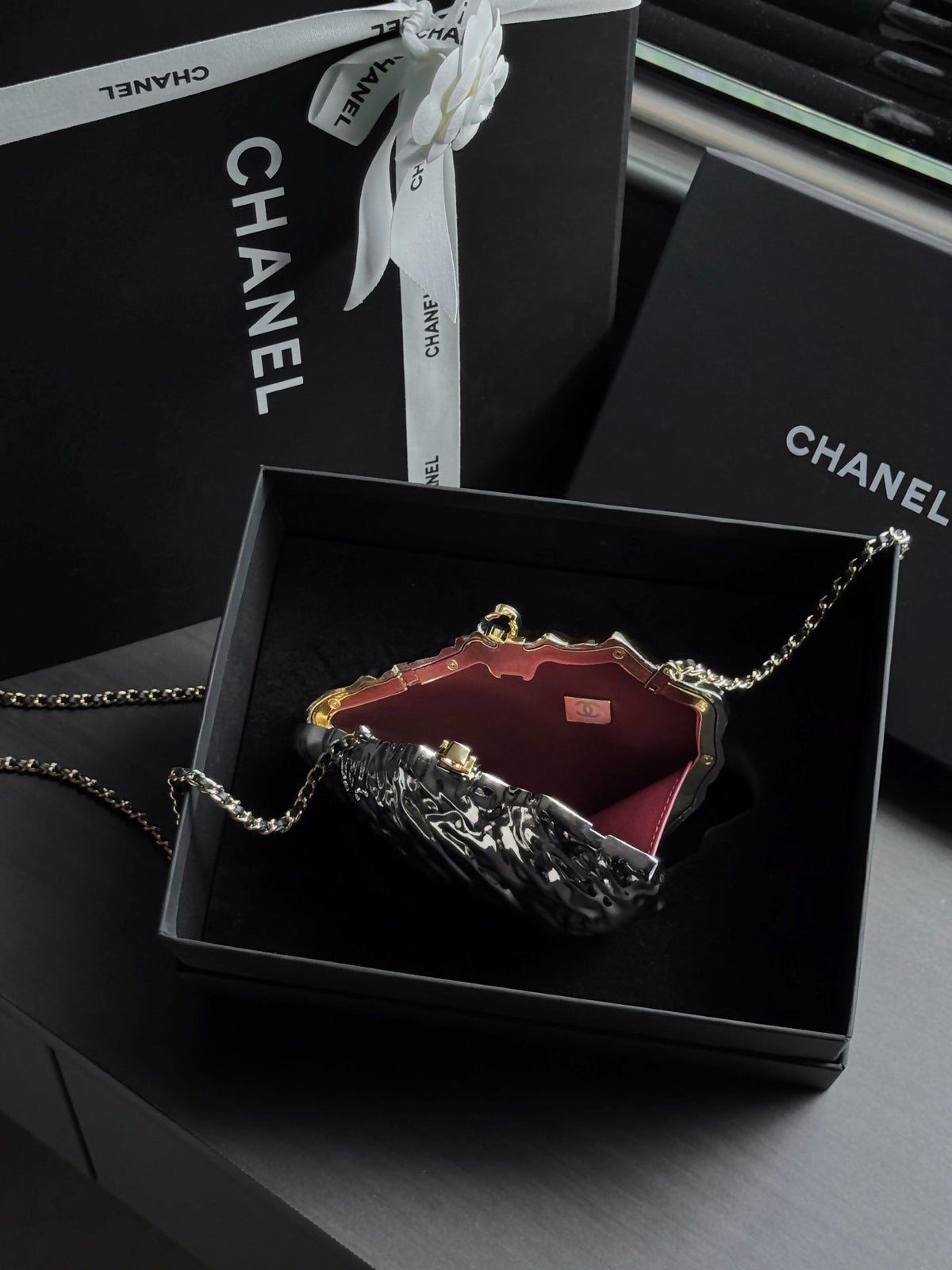 CC 26M Oyster Minaudière 17.5cm Hammered Metal Pearl