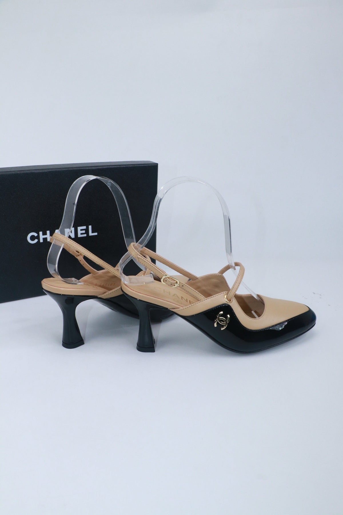 CC 26 Two-Tone Slingbacks 7cm Black Beige Glossy Leather and Matte Cowhide