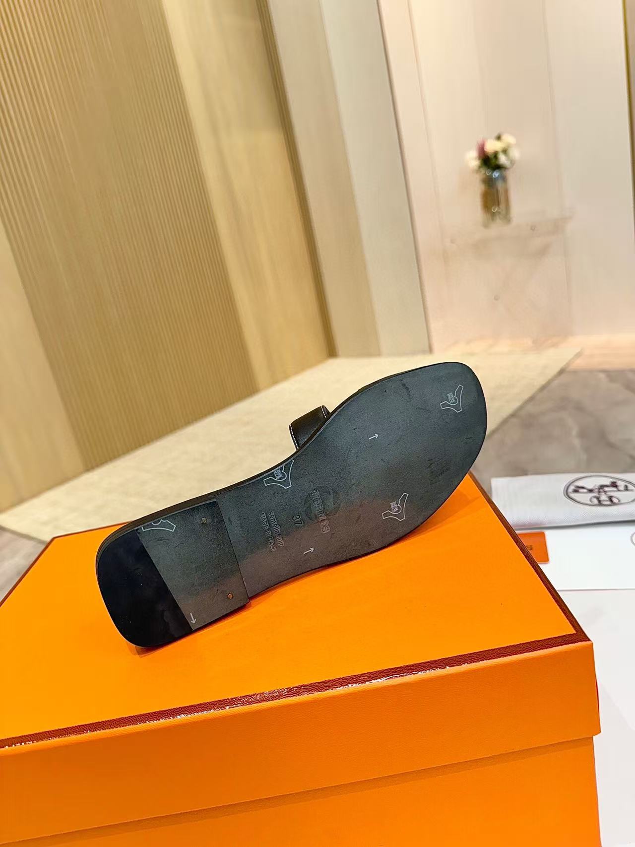 HM Oran Sandal Embroidery Black Calfskin