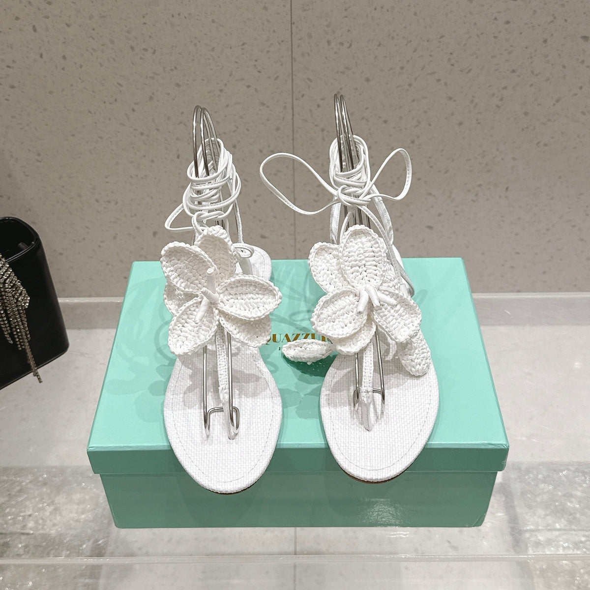 Aquazzura 26s Floral Thong Sandals White Woven Raffia And Fabric 491730