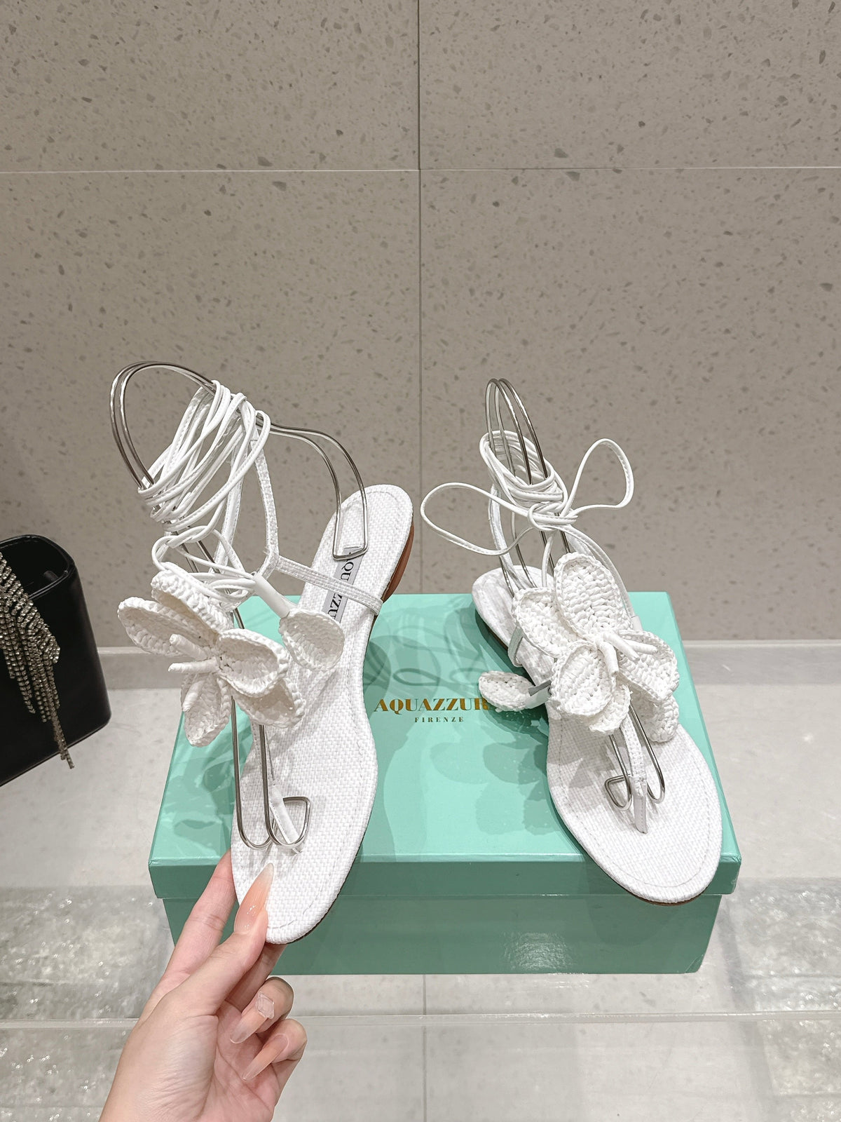 Aquazzura 26s Floral Thong Sandals White Woven Raffia And Fabric 491730