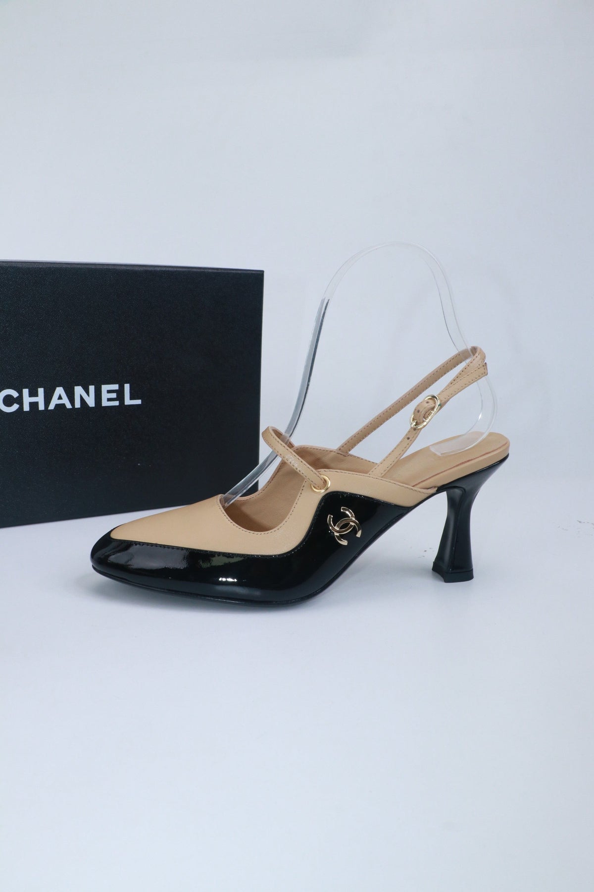 CC 26 Two-Tone Slingbacks 7cm Black Beige Glossy Leather and Matte Cowhide