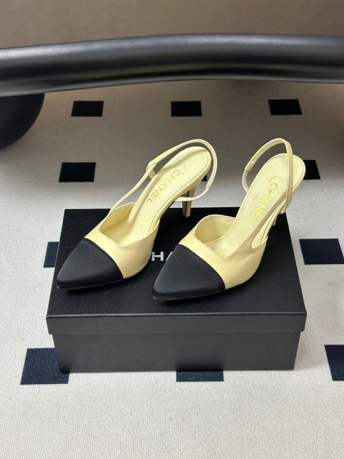 Chanel 26s Pointed Toe High Heel Slingbacks 8.5 Cm Cream Lambskin Black Fabric
