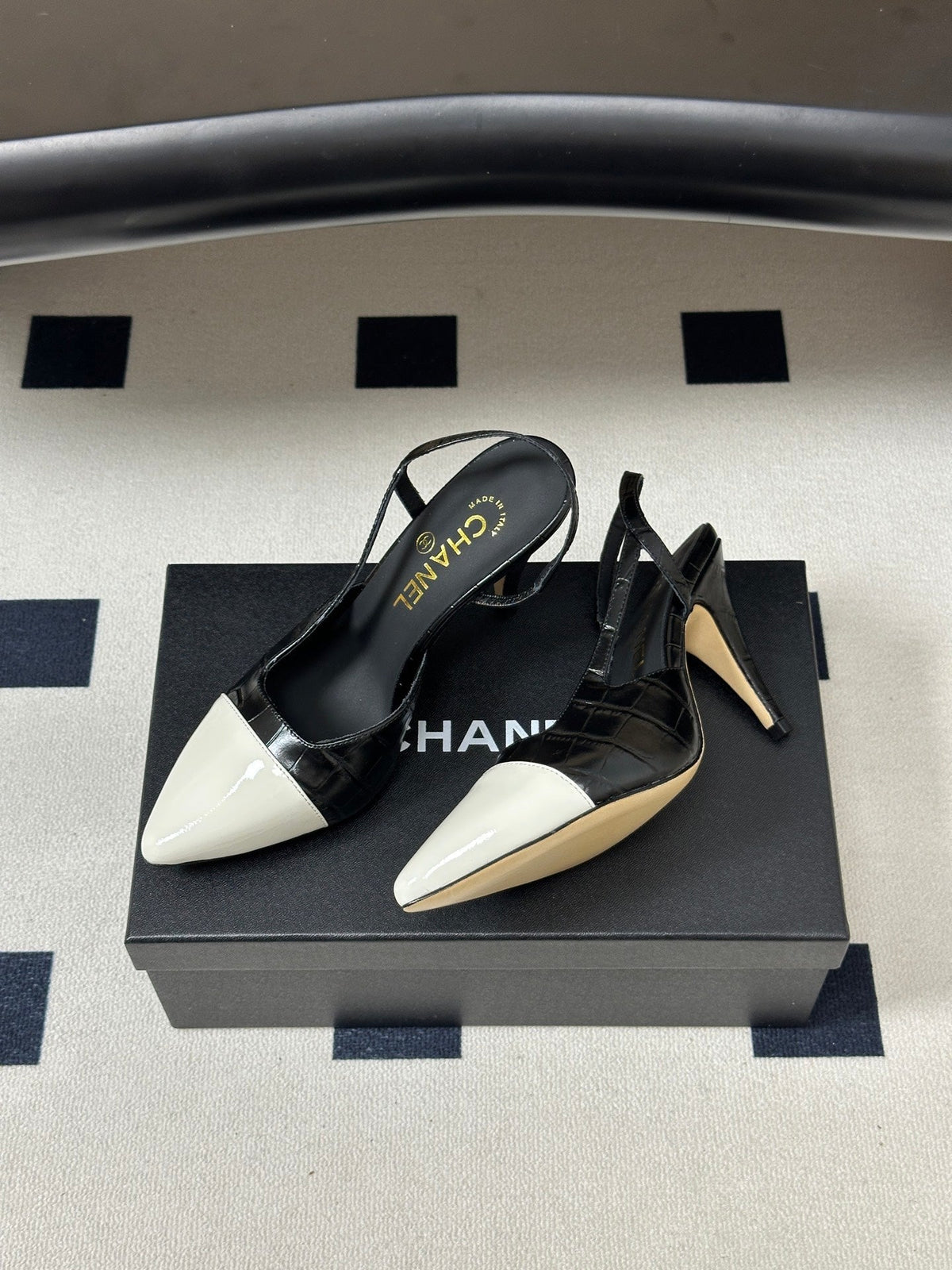 Chanel 26s Pointed Toe High Heel Slingbacks 8.5 Cm White Lambskin Black Fabric