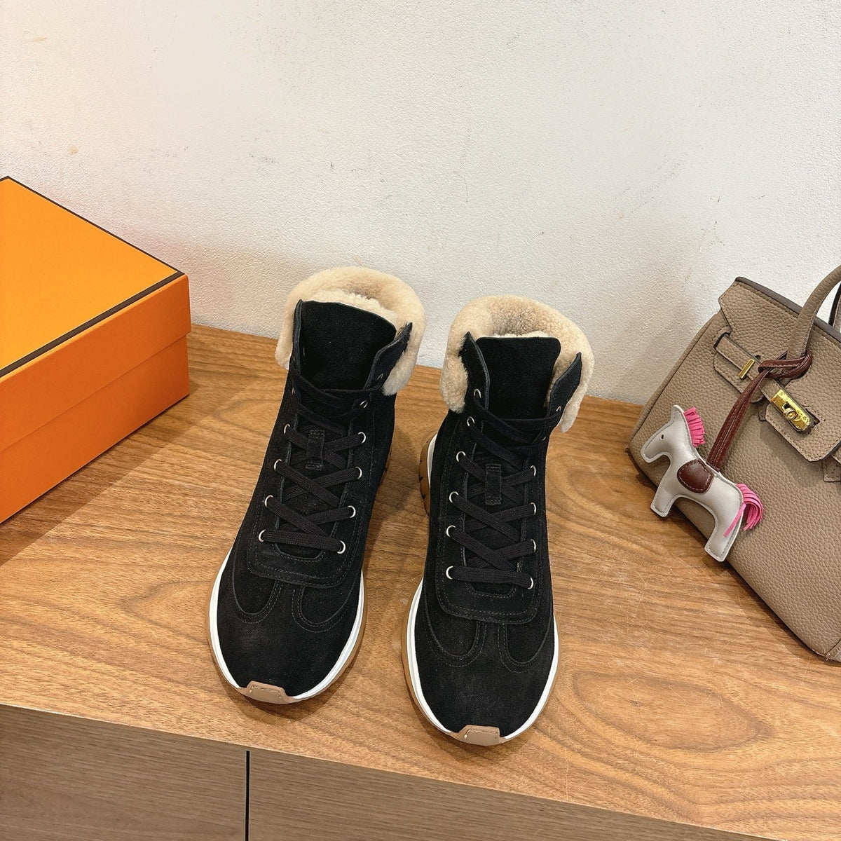 HM 26S Fur-Lined High Top Sneakers Black Suede