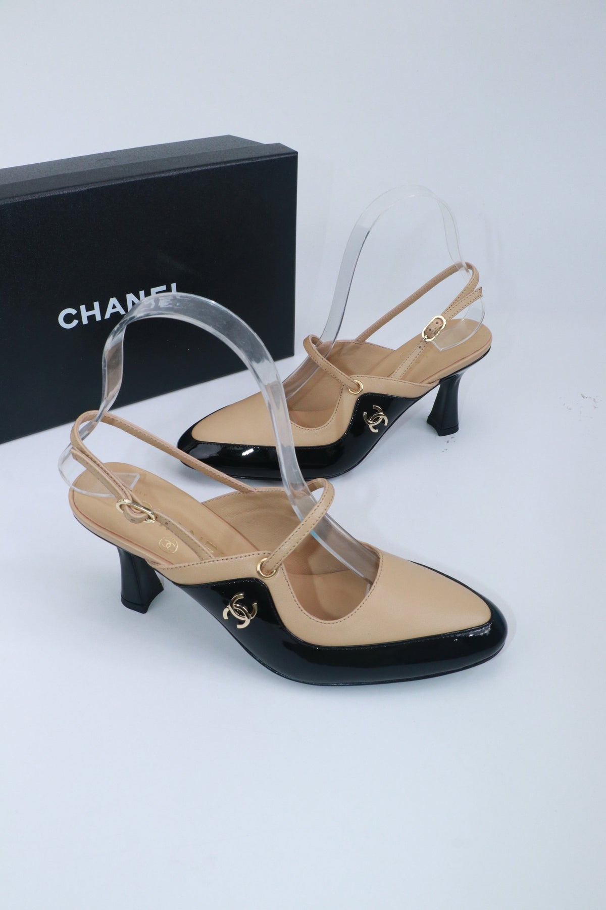 CC 26 Two-Tone Slingbacks 7cm Black Beige Glossy Leather and Matte Cowhide