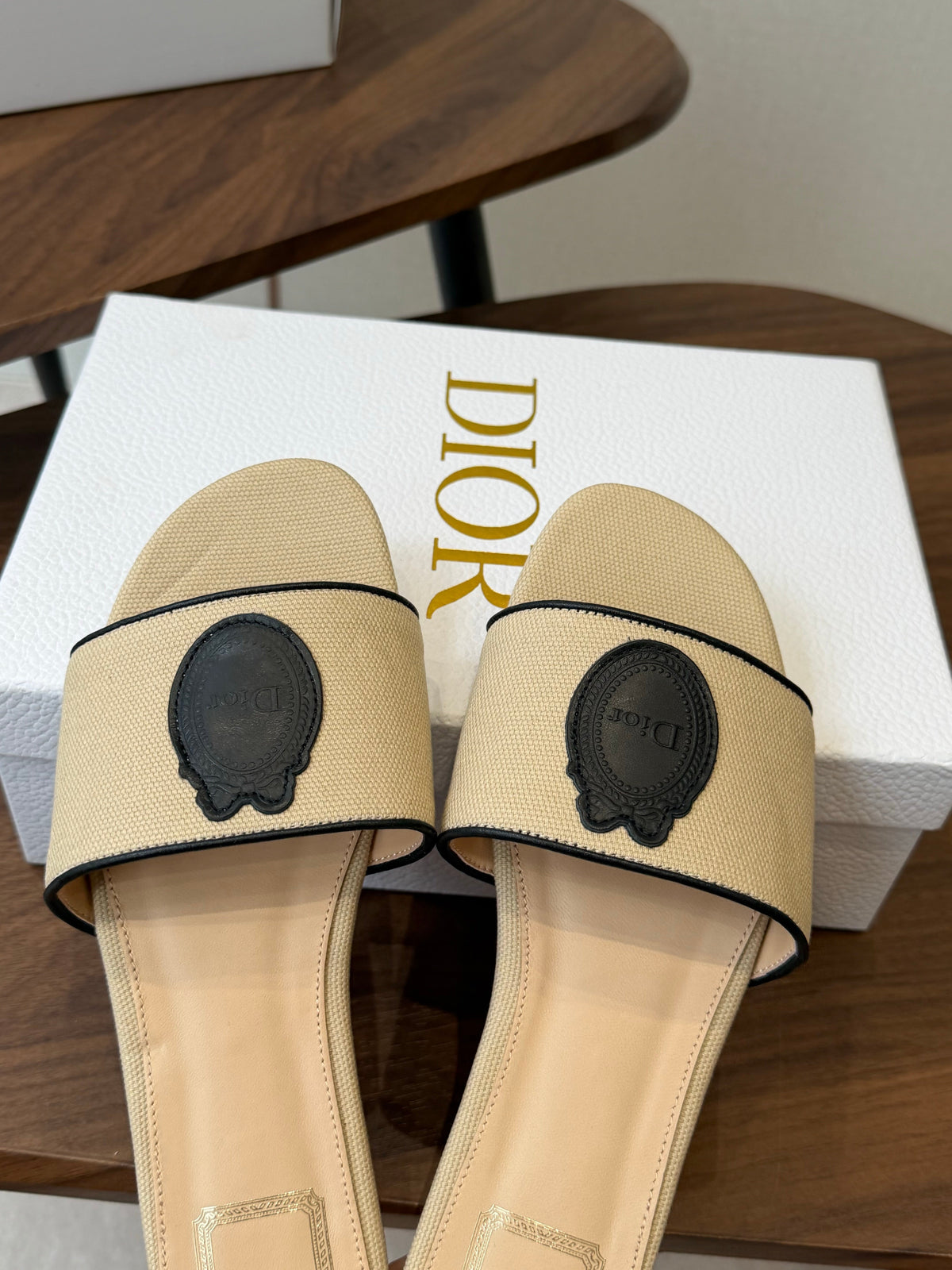 CD 26s D Badge Flat Slide Sandals Beige Canvas And Black Calfskin 618492