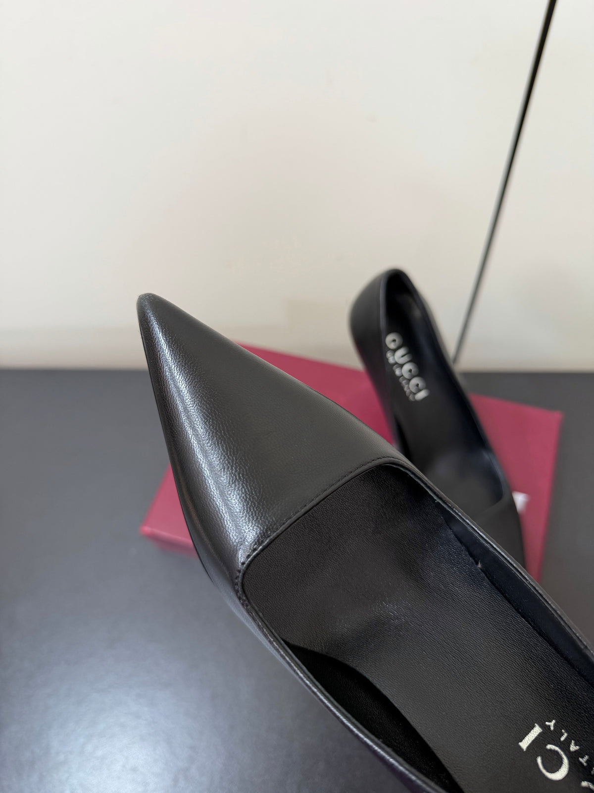 Gucci 26s Pointed Toe Pumps 8.5cm Black Calfskin