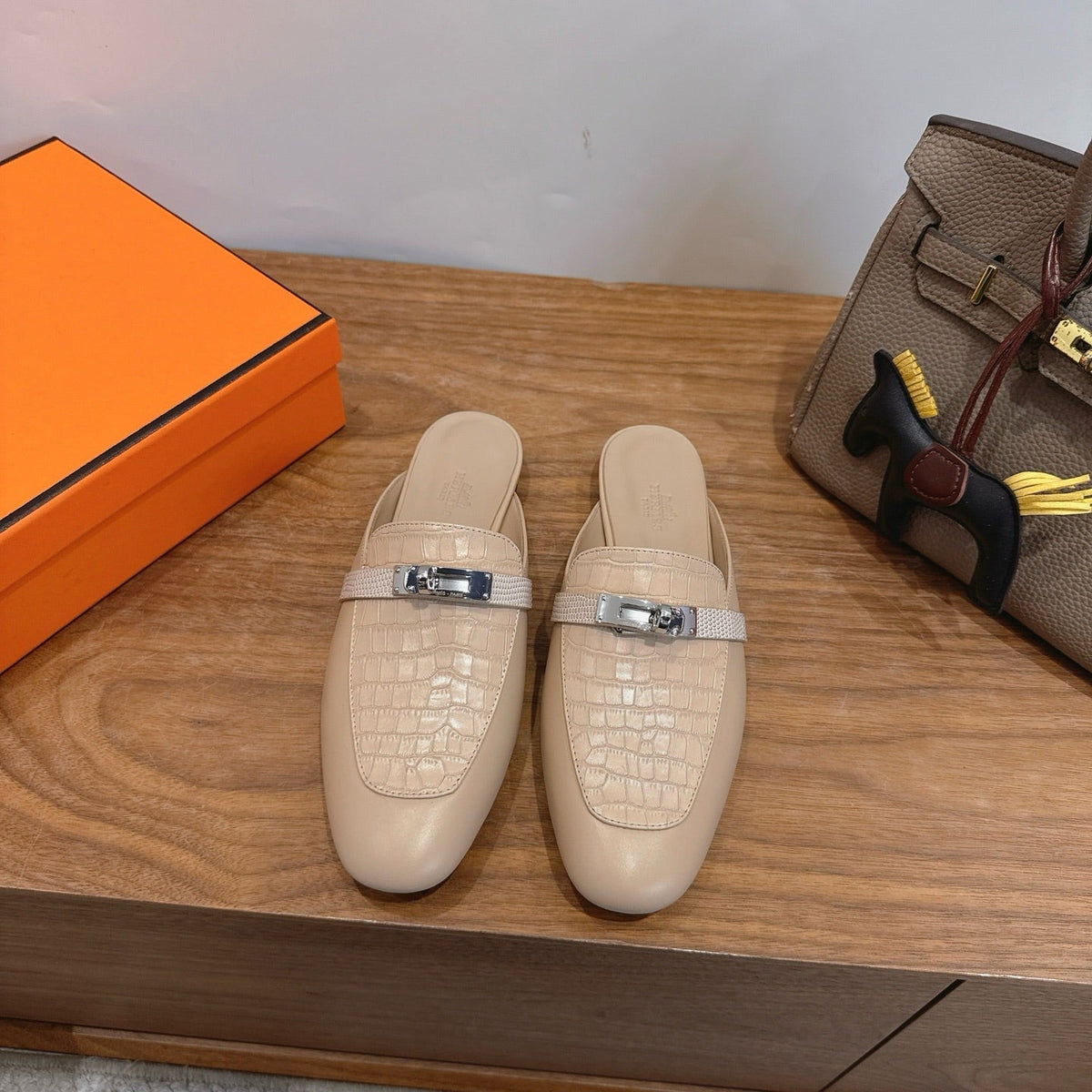 HM 26s Kelly Mule Light Beige Crocodile-Embossed Calfskin Silver Hardware