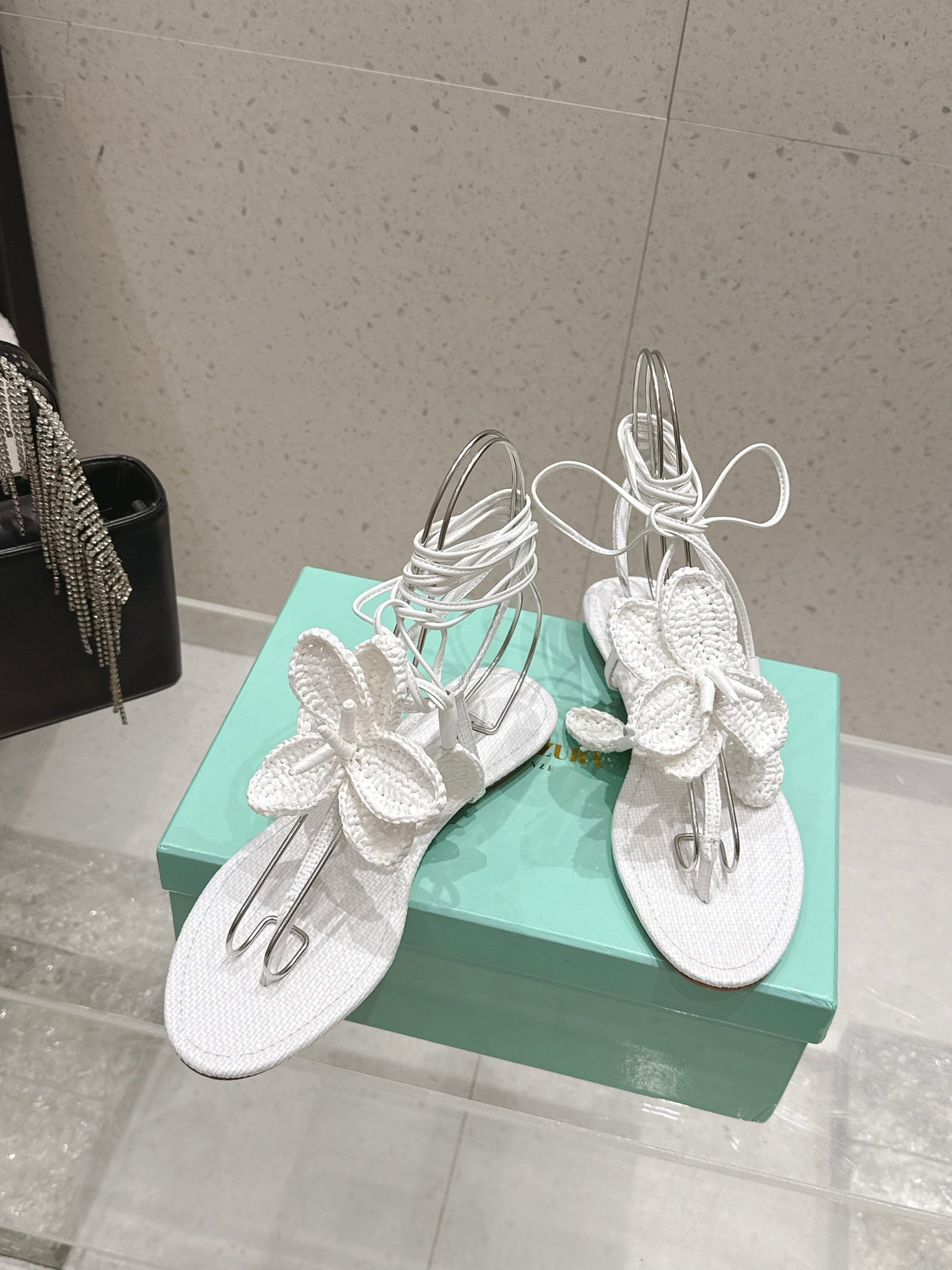 Aquazzura 26s Floral Thong Sandals White Woven Raffia And Fabric 491730