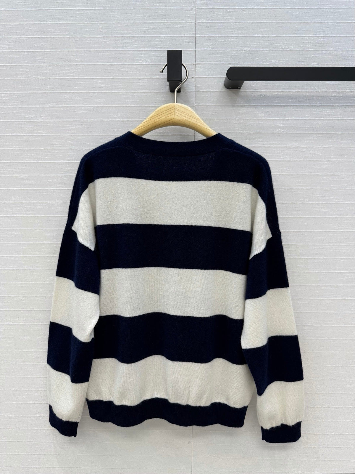 CD 26FW Contrast-Stripe V-Neck Knit Cardigan Logo Embroidery Cashmere 443257