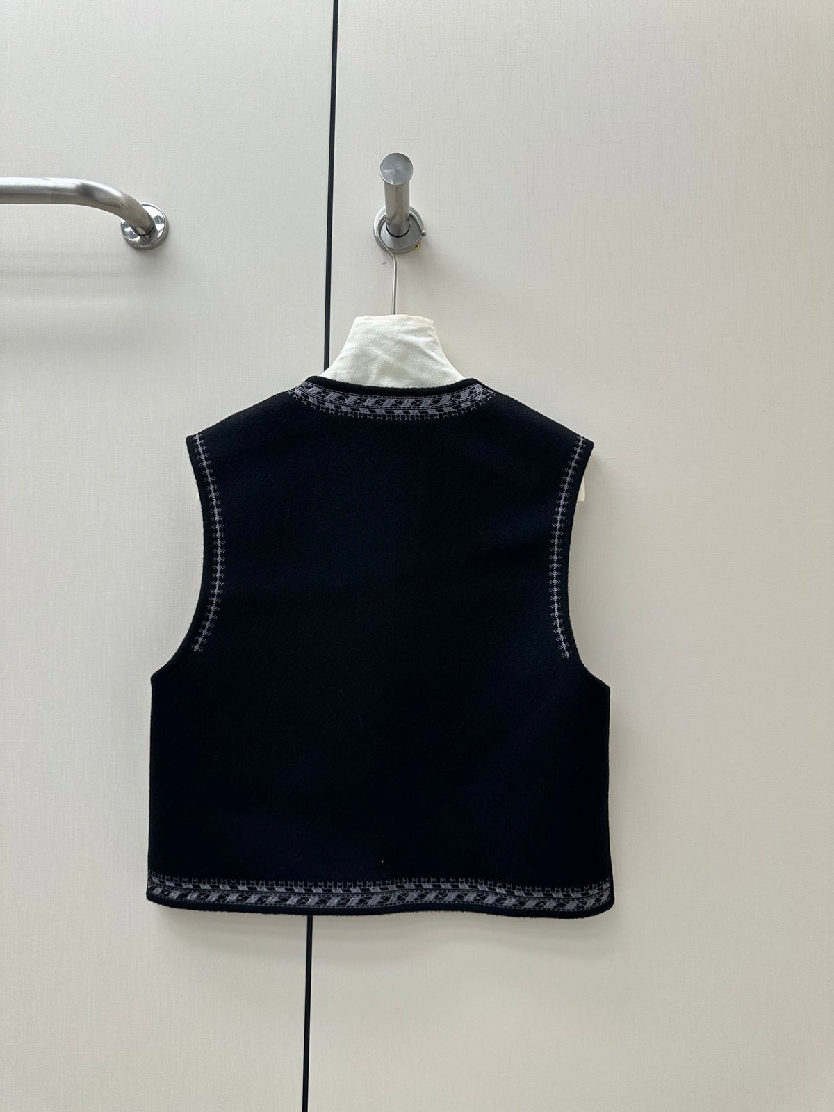 HM 26S Sleeveless Vest Round Neck Embroidery Wool Cashmere 435160