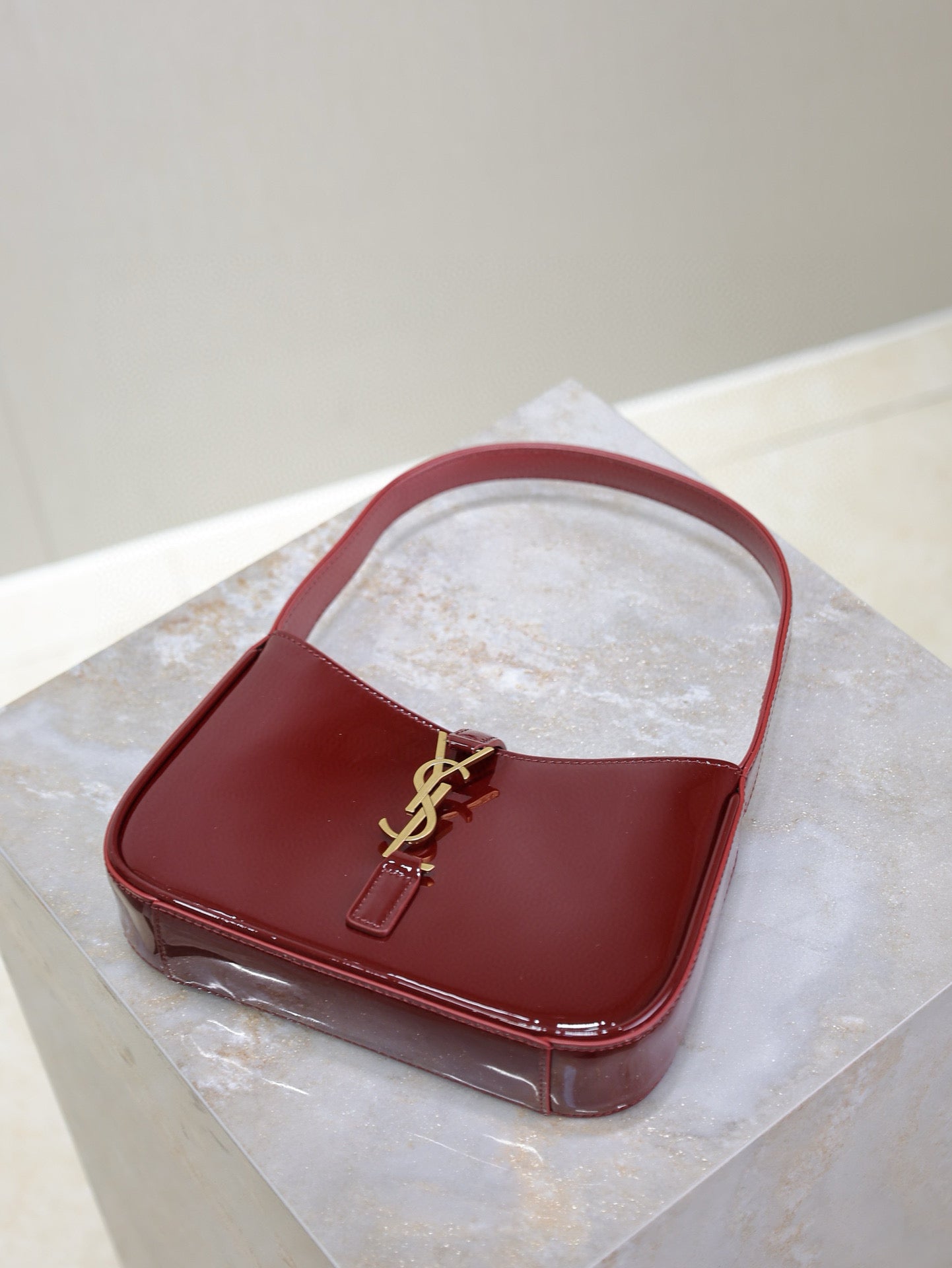 Le 5a7 19cm Cherry Patent Calfskin