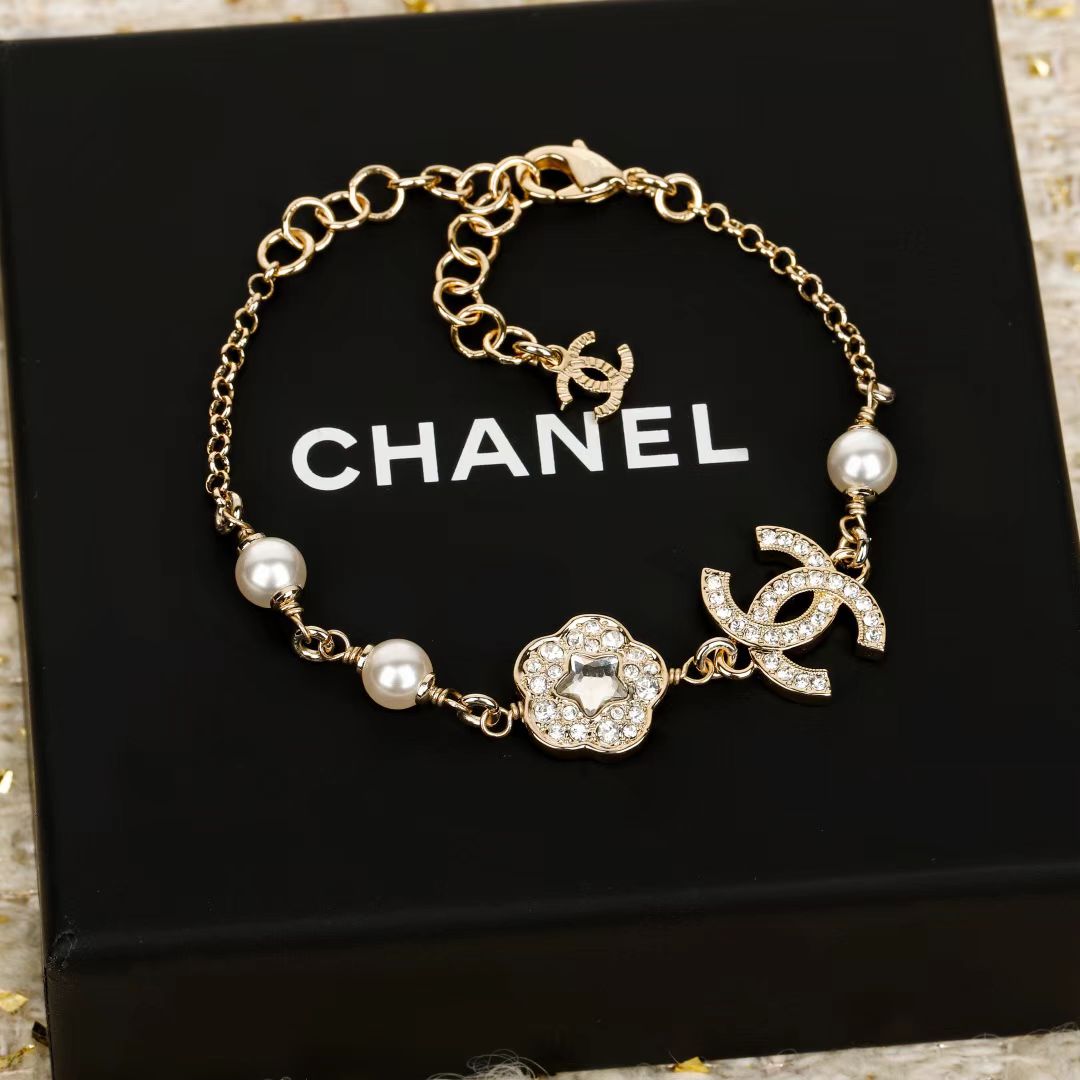 CC 5 Motif Flower With Pearl and Double C Bracelet
