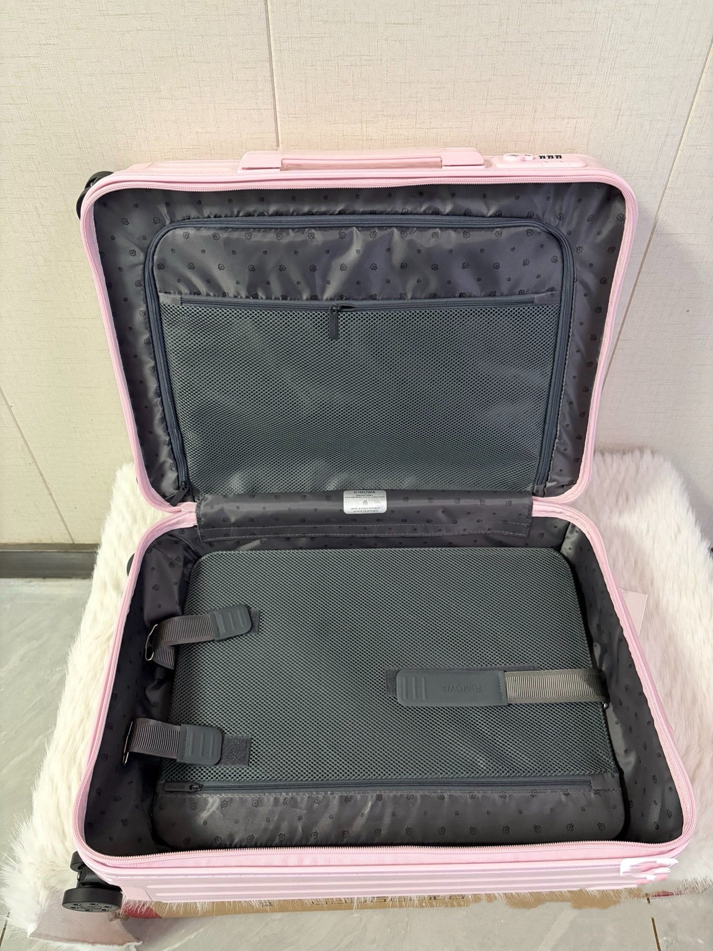 Rimowa 2025 Essential Suitcase Pink Polycarbonate
