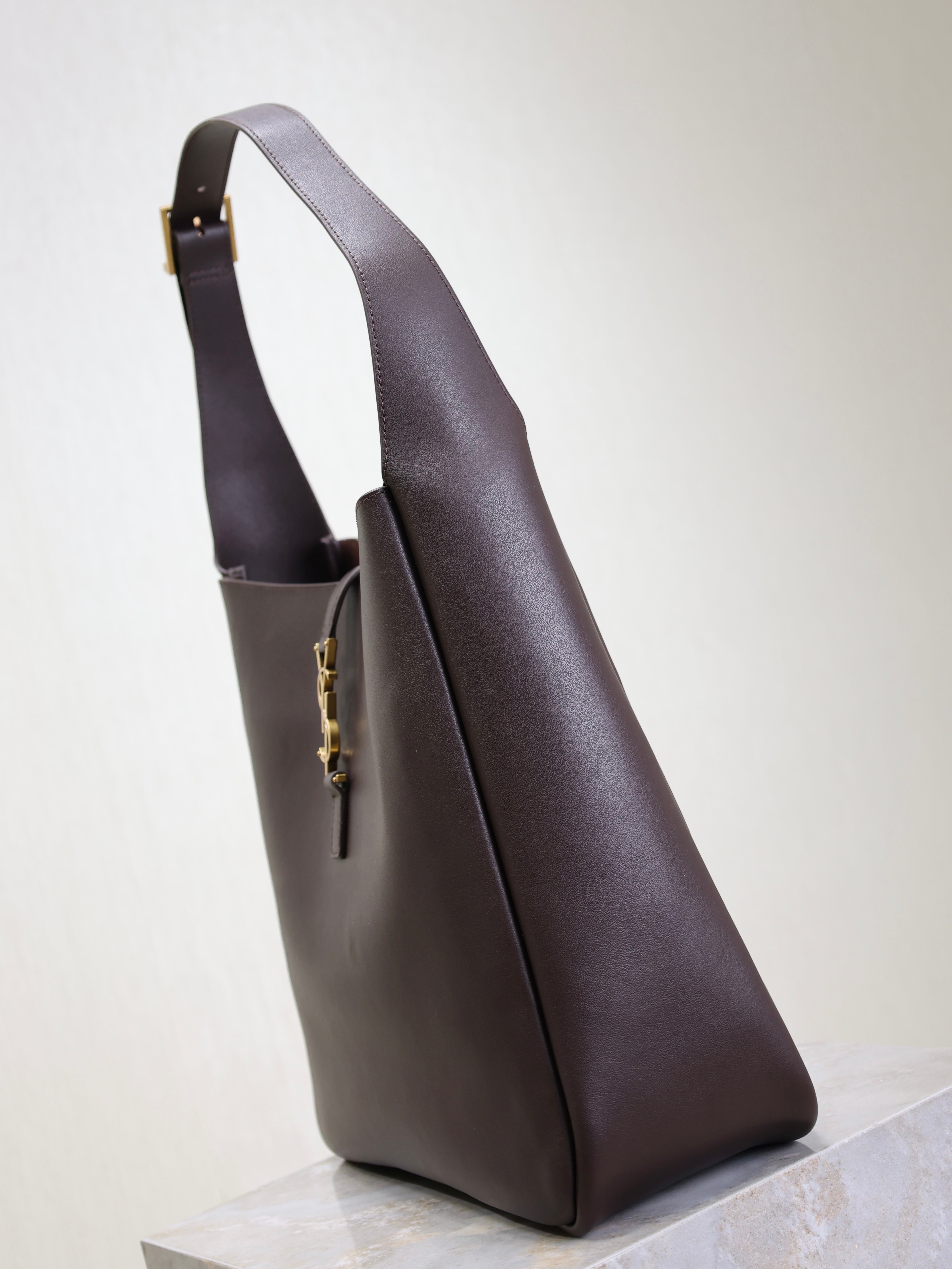 LE 5 À 7 LARGE BAG 31 IN COFFEE LAMBSKIN