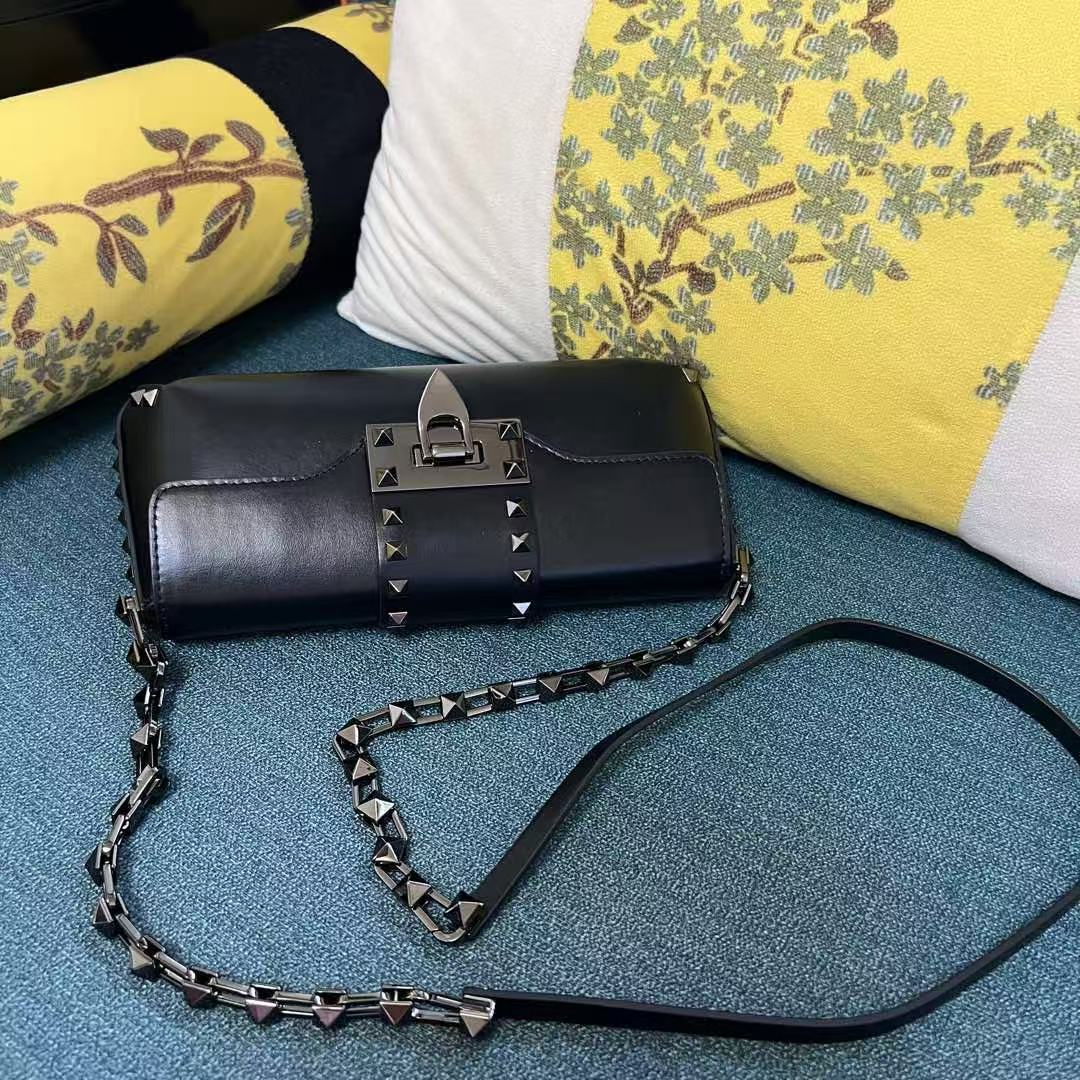 VT Garavani Rockstud Shoulder Bag 26cm Black Calfskin