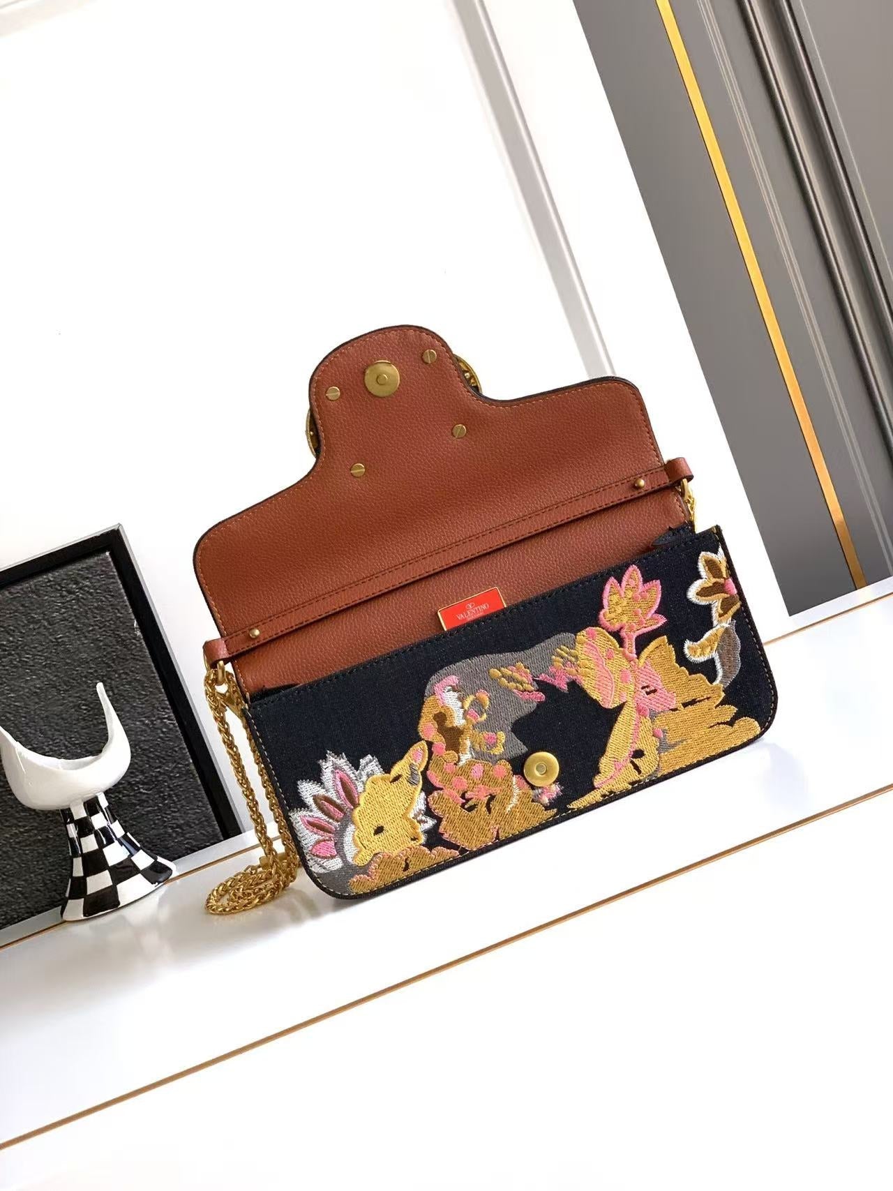 VT Locò Small Shoulder Bag Floral Embroidery 20cm Black Calfskin