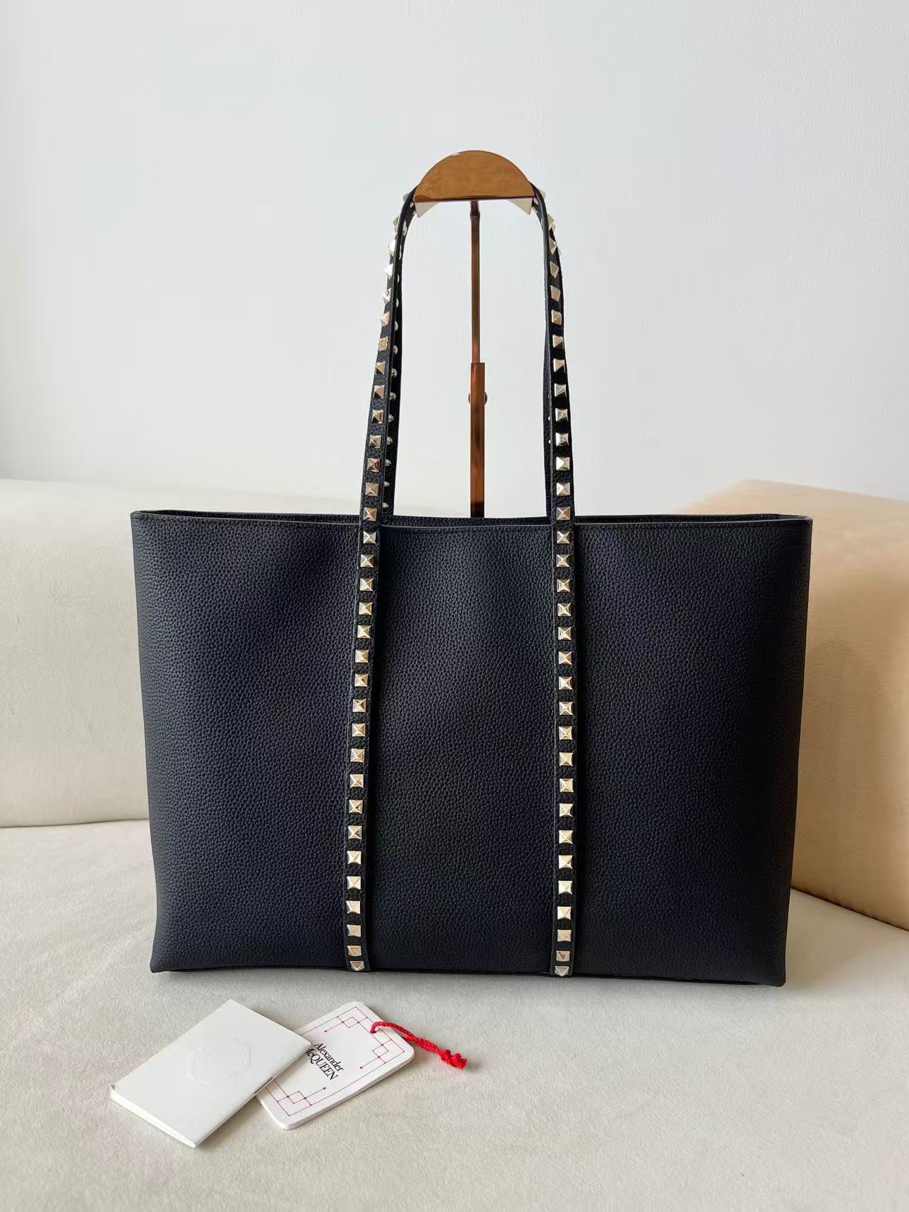 Valentino Garavani Rockstud Shopping Bag Black Grainy Calfskin