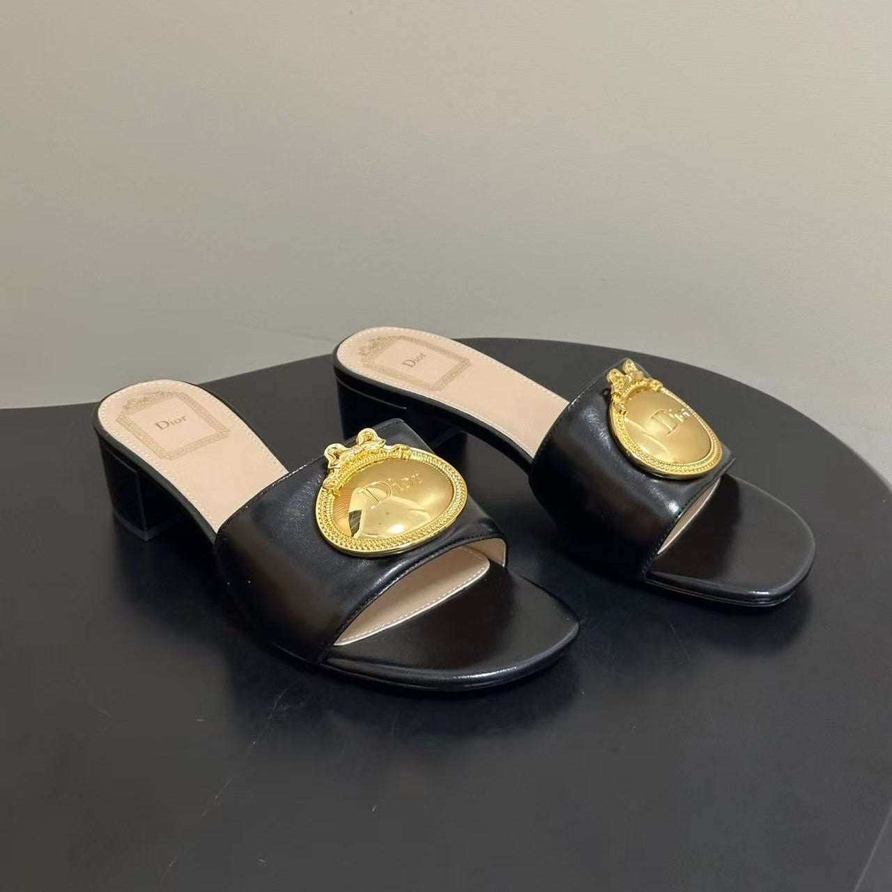 CD 26s Médaillon Buckle Slides Black Lambskin
