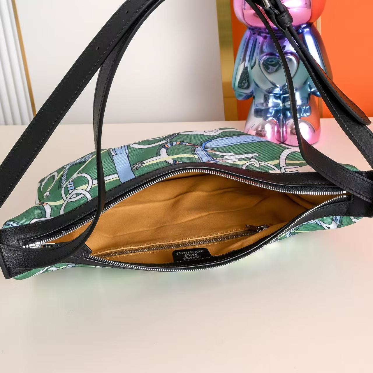 HM Sursoie To Go Pouch 22.5CM Green Swift Canvas