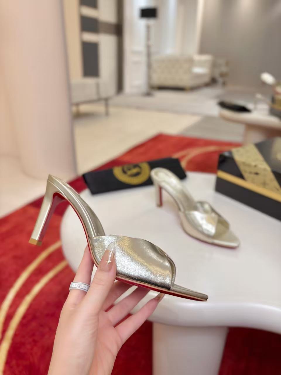 CL 26s Fanny Slide 8.5cm Light Gold Laminated Lamb Nappa Leather